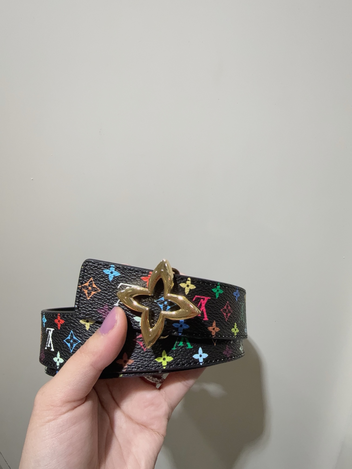  Slim Flower 双面腰带采用艺术笔触焕新品牌元素，以柔美之姿彰显个性风尚。细腻皮革和经典 Mo