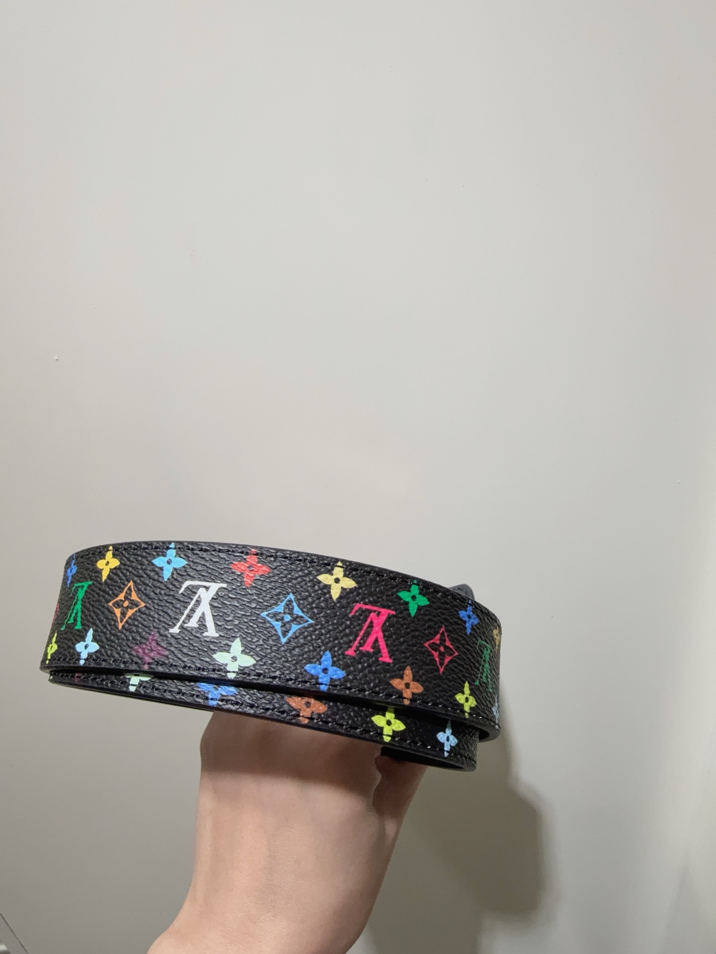  Slim Flower 双面腰带采用艺术笔触焕新品牌元素，以柔美之姿彰显个性风尚。细腻皮革和经典 Mo