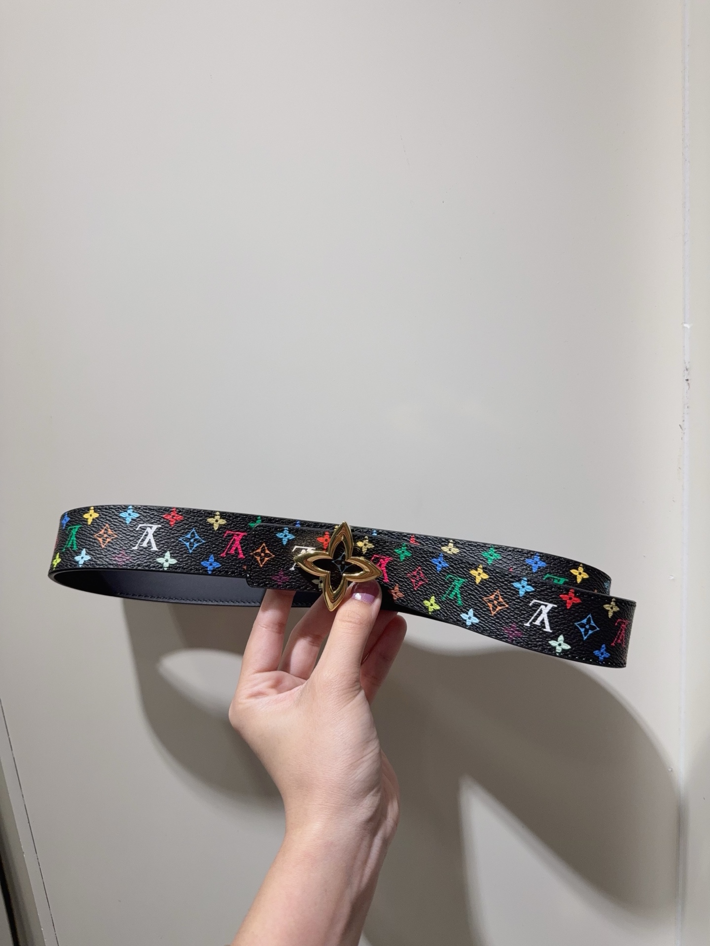 Slim Flower 双面腰带采用艺术笔触焕新品牌元素，以柔美之姿彰显个性风尚。细腻皮革和经典 Mo