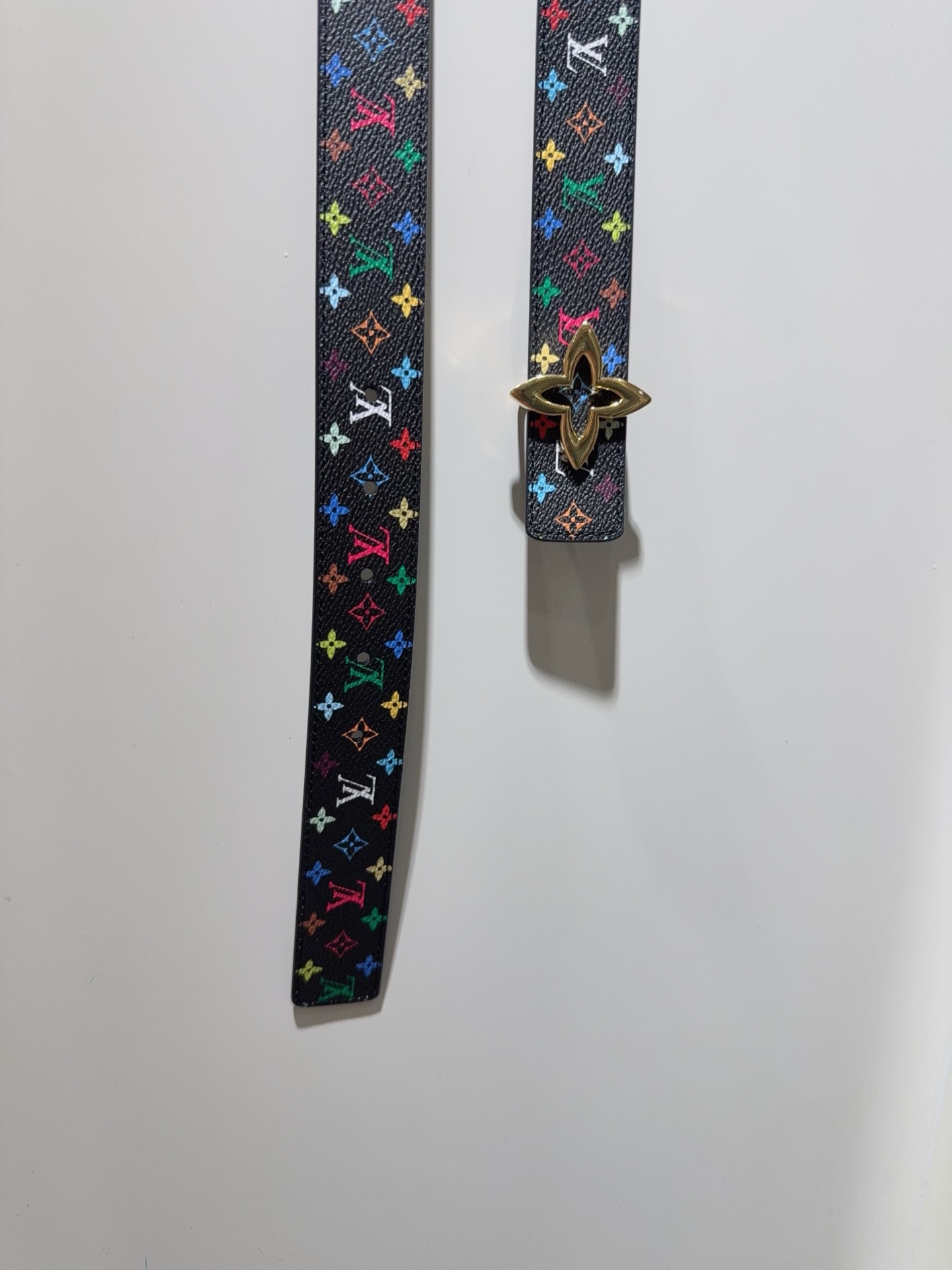  Slim Flower 双面腰带采用艺术笔触焕新品牌元素，以柔美之姿彰显个性风尚。细腻皮革和经典 Mo