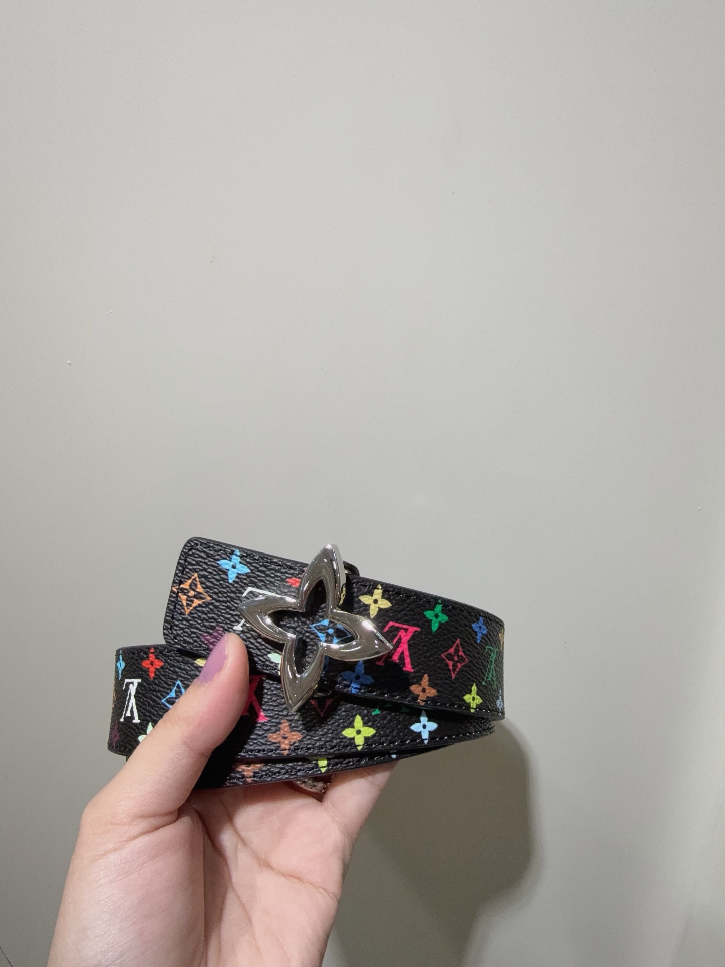  Slim Flower 双面腰带采用艺术笔触焕新品牌元素，以柔美之姿彰显个性风尚。细腻皮革和经典 Mo