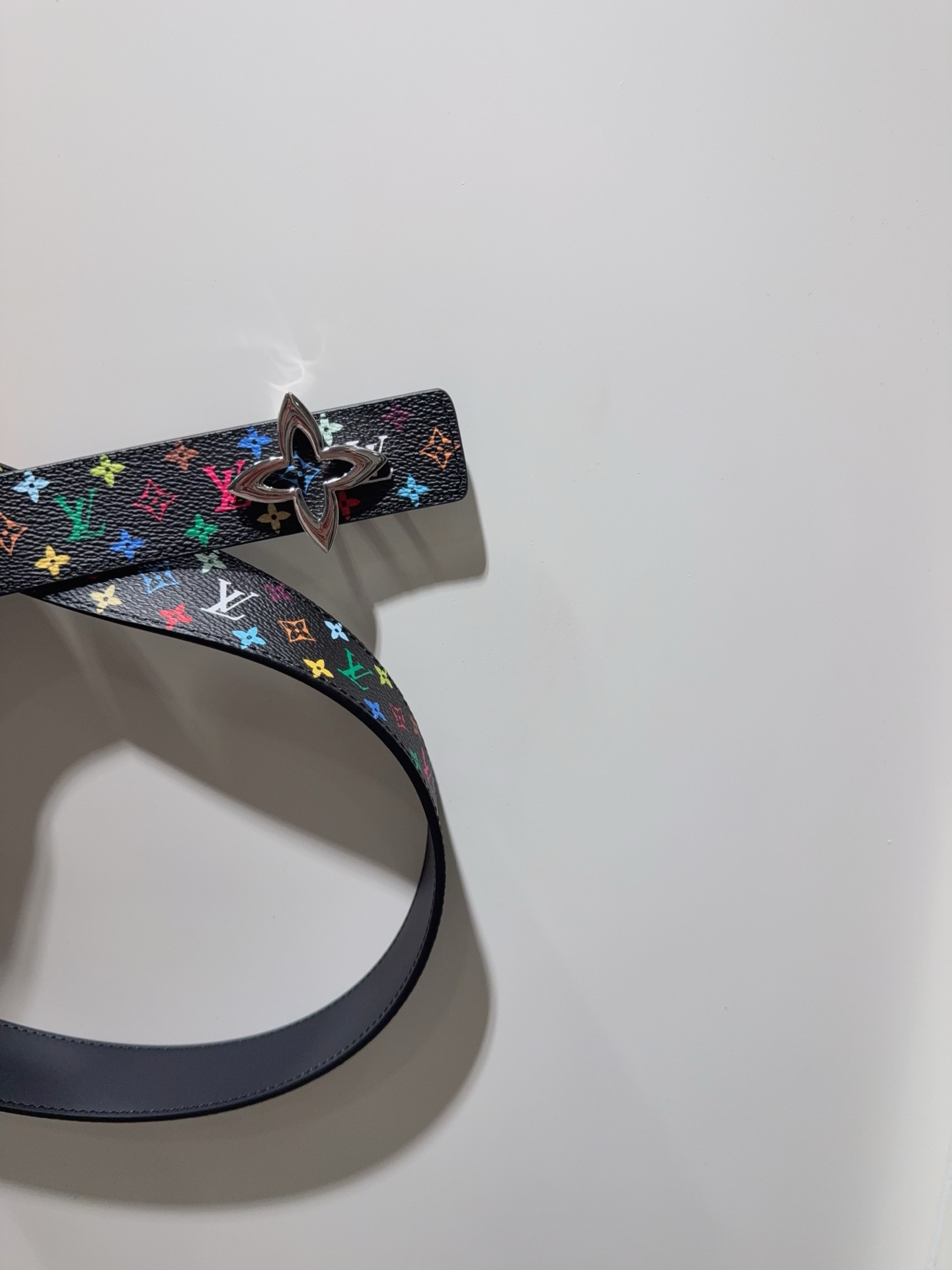 Slim Flower 双面腰带采用艺术笔触焕新品牌元素，以柔美之姿彰显个性风尚。细腻皮革和经典 Mo