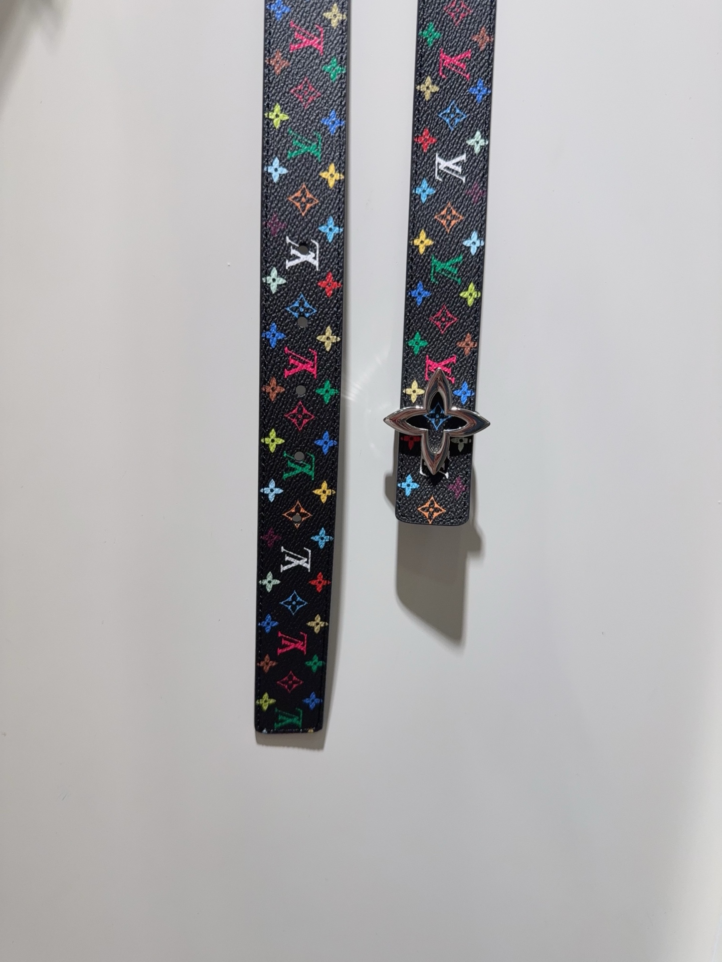  Slim Flower 双面腰带采用艺术笔触焕新品牌元素，以柔美之姿彰显个性风尚。细腻皮革和经典 Mo