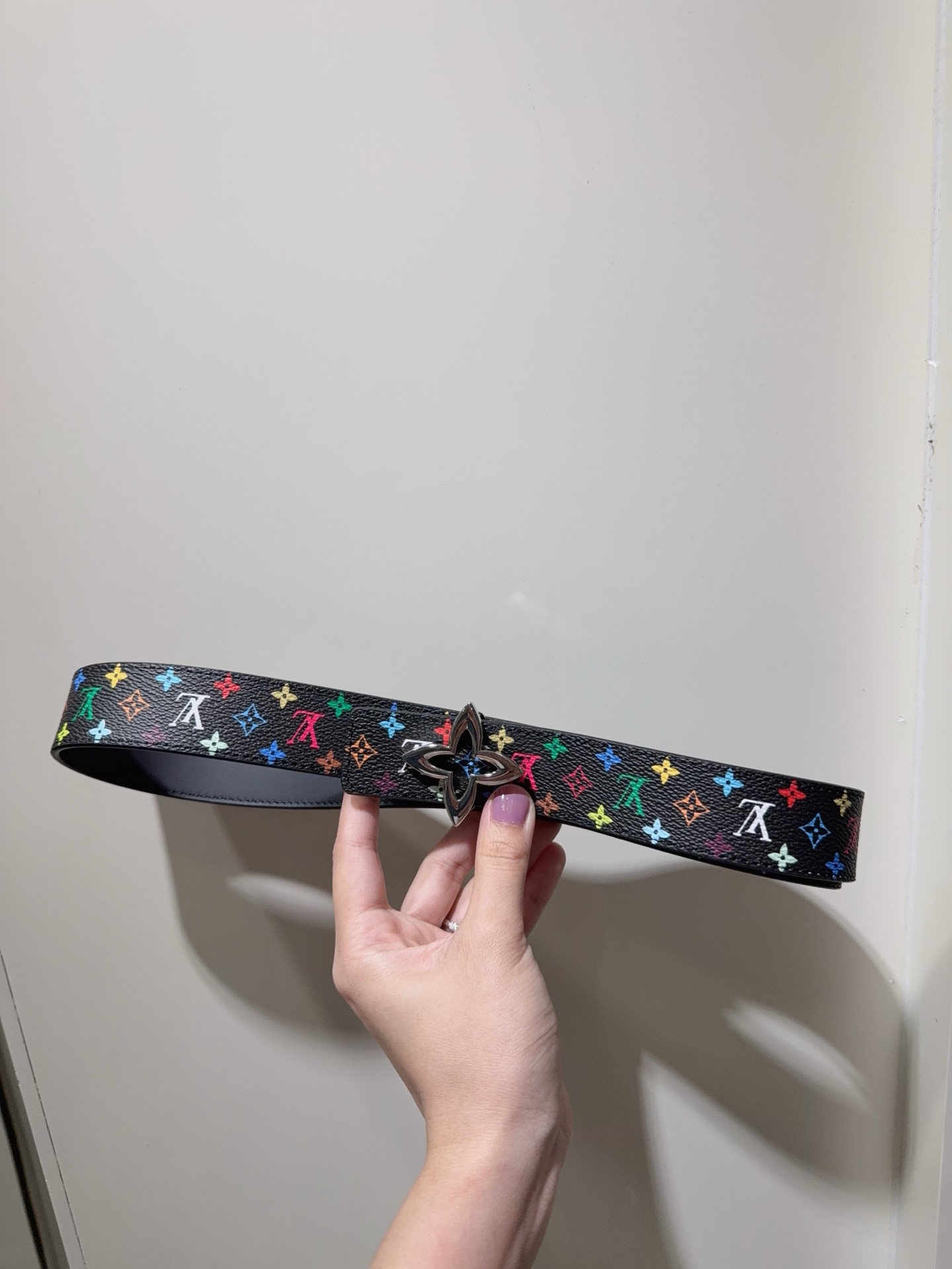  Slim Flower 双面腰带采用艺术笔触焕新品牌元素，以柔美之姿彰显个性风尚。细腻皮革和经典 Mo