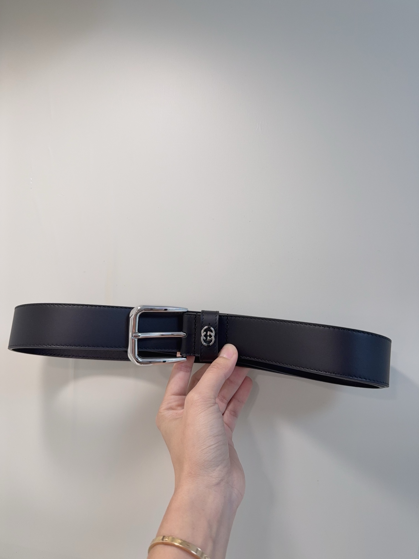 NO:725608,GG decorated square buckle belt. The neutral tones of exquisite cow leather and the square buckle perfectly match, exuding a business formal style. This wide belt is made of selected cow leather. The brand engraved on the square buckle metal ring shows your personal charm., belt, cowhide19860909GG饰方形搭扣腰带 中性色调精致牛皮革与方形搭扣完美合璧,不经意间散发商务正装风范,这款宽版腰带精选牛皮革制作,方形搭扣金属环上品牌刻花尽显个性魅力.,皮带,cowhide,Belt