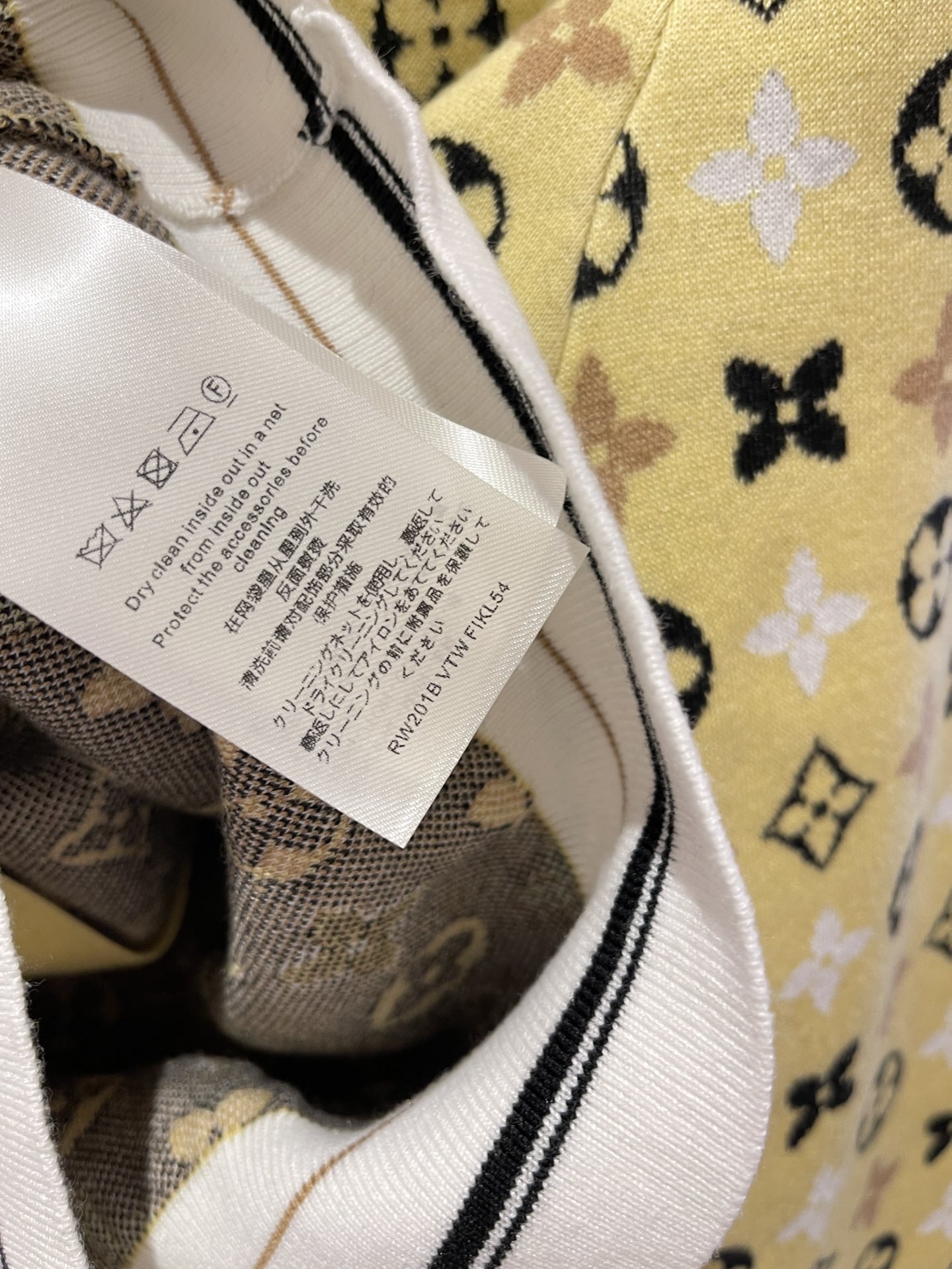 批280 Louis V* 24早秋新品。刘亦菲同款黄色针织开衫！最耀眼的阳光女神 全新一季来袭，月光黄也太嫩了吧！！

活力满满的阳光色，少见又特别。这个颜色绝对回头率满分，超级衬肤色，给人带来无尽活力和喜悦。全身提花满印logo，冰丝弹力针织面料，透气舒适。穿上Ta，成为最耀眼的阳光女神吧!

经典小短款版型上身巨显瘦 进口纱线质感细腻舒适。 最舒服针织毛衣！!白富美必备单品！！
开衫SML