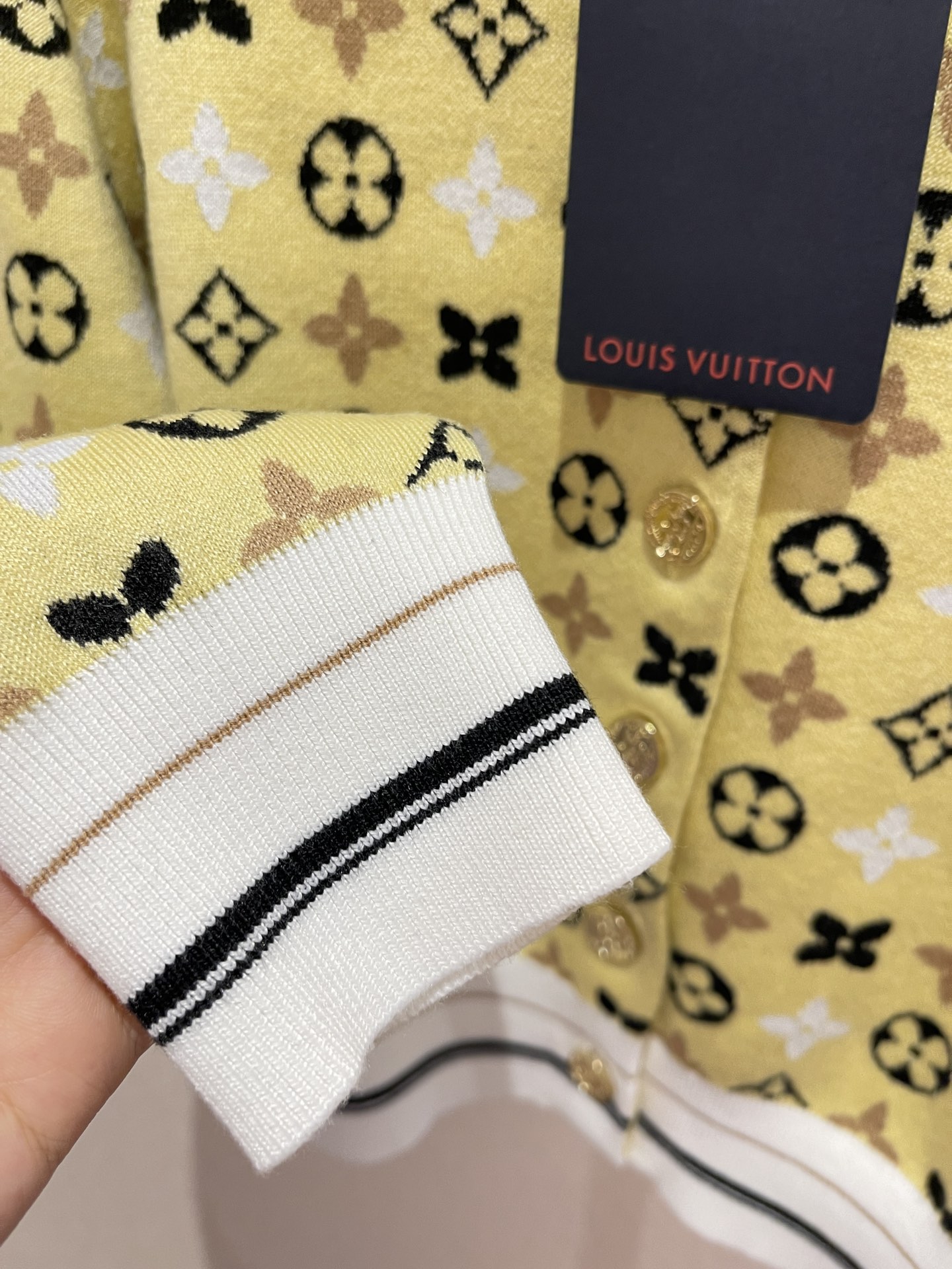 批280 Louis V* 24早秋新品。刘亦菲同款黄色针织开衫！最耀眼的阳光女神 全新一季来袭，月光黄也太嫩了吧！！

活力满满的阳光色，少见又特别。这个颜色绝对回头率满分，超级衬肤色，给人带来无尽活力和喜悦。全身提花满印logo，冰丝弹力针织面料，透气舒适。穿上Ta，成为最耀眼的阳光女神吧!

经典小短款版型上身巨显瘦 进口纱线质感细腻舒适。 最舒服针织毛衣！!白富美必备单品！！
开衫SML