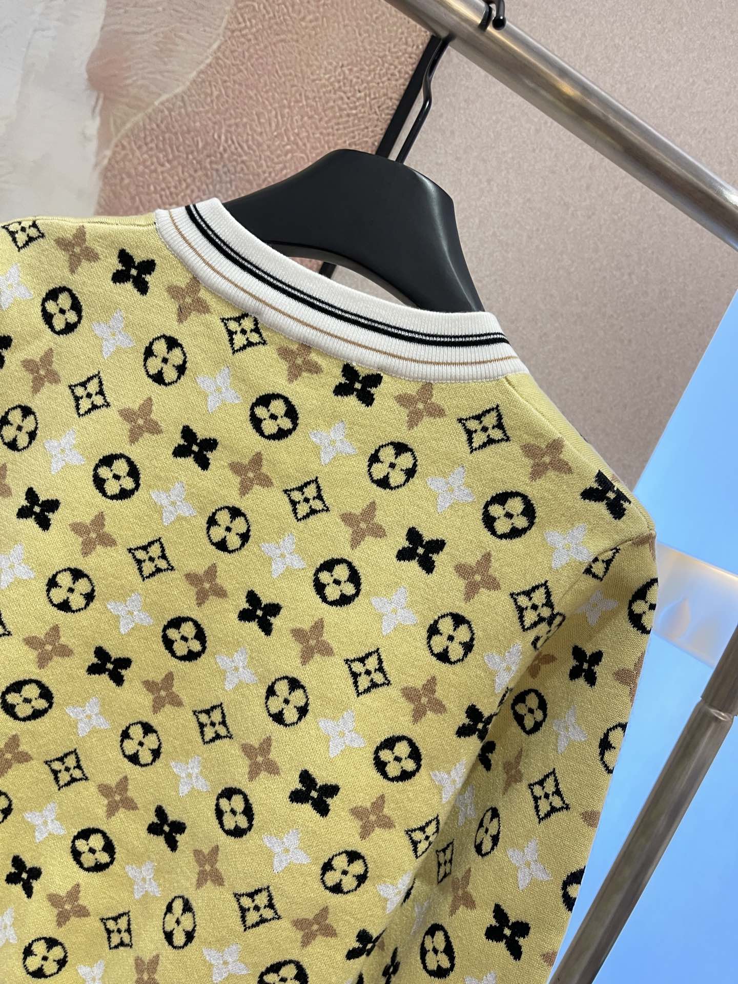 批280 Louis V* 24早秋新品。刘亦菲同款黄色针织开衫！最耀眼的阳光女神 全新一季来袭，月光黄也太嫩了吧！！

活力满满的阳光色，少见又特别。这个颜色绝对回头率满分，超级衬肤色，给人带来无尽活力和喜悦。全身提花满印logo，冰丝弹力针织面料，透气舒适。穿上Ta，成为最耀眼的阳光女神吧!

经典小短款版型上身巨显瘦 进口纱线质感细腻舒适。 最舒服针织毛衣！!白富美必备单品！！
开衫SML