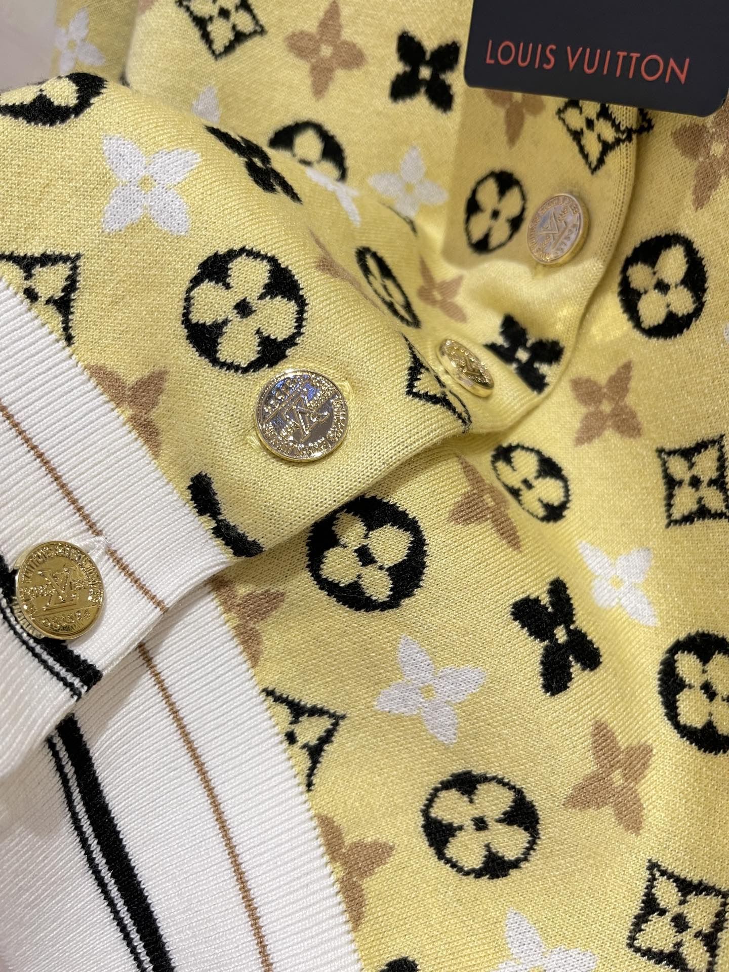 批280 Louis V* 24早秋新品。刘亦菲同款黄色针织开衫！最耀眼的阳光女神 全新一季来袭，月光黄也太嫩了吧！！

活力满满的阳光色，少见又特别。这个颜色绝对回头率满分，超级衬肤色，给人带来无尽活力和喜悦。全身提花满印logo，冰丝弹力针织面料，透气舒适。穿上Ta，成为最耀眼的阳光女神吧!

经典小短款版型上身巨显瘦 进口纱线质感细腻舒适。 最舒服针织毛衣！!白富美必备单品！！
开衫SML