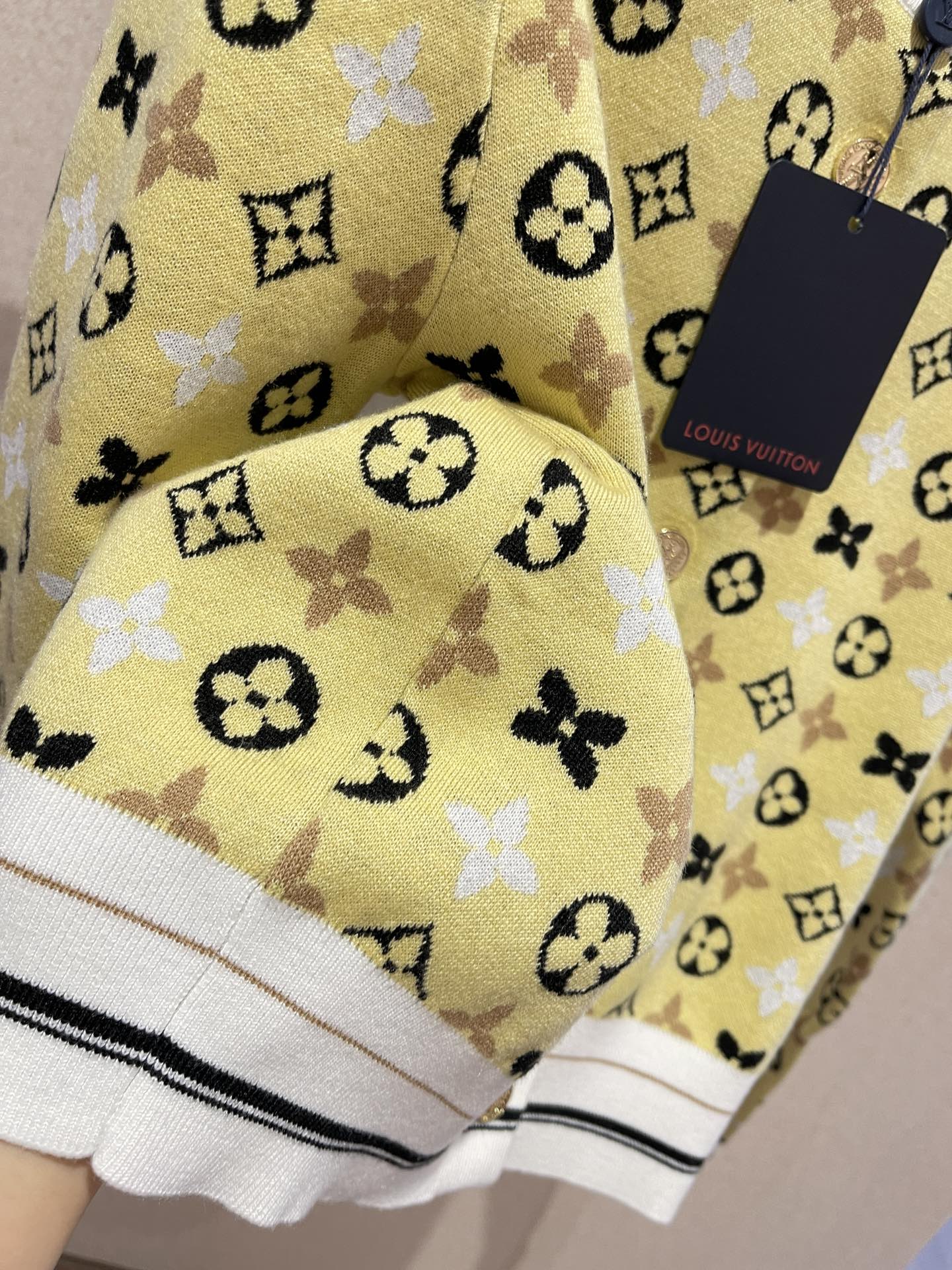 批280 Louis V* 24早秋新品。刘亦菲同款黄色针织开衫！最耀眼的阳光女神 全新一季来袭，月光黄也太嫩了吧！！

活力满满的阳光色，少见又特别。这个颜色绝对回头率满分，超级衬肤色，给人带来无尽活力和喜悦。全身提花满印logo，冰丝弹力针织面料，透气舒适。穿上Ta，成为最耀眼的阳光女神吧!

经典小短款版型上身巨显瘦 进口纱线质感细腻舒适。 最舒服针织毛衣！!白富美必备单品！！
开衫SML