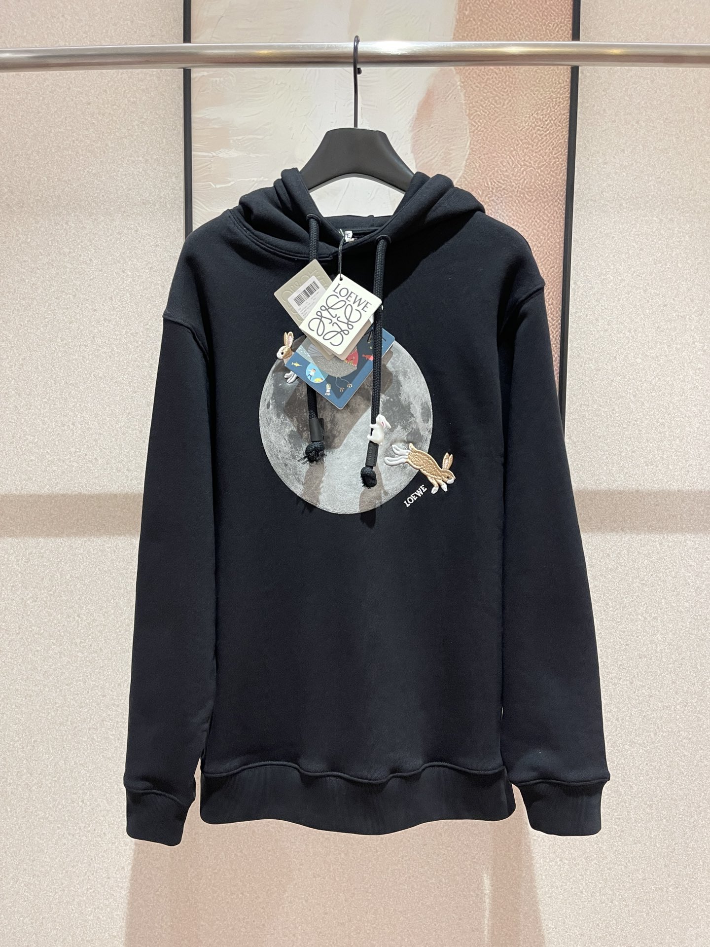 NO:123328,New!  XS-L The Loew*, who is super good at co-branding, is here again, and it has come up with new tricks!  !  It was actually a joint deal with Suna Fujita again!  !  This time, I came from the moon to land and then to the sea. I met many cute animals. This time I was also very beautiful~ The relatively classic style will be thicker!  It’s easier to wear~ It’s another popular style... It’s a whole new look in autumn and winter!  I can't walk at all when I see it!  It's so cute that every piece is carved into the heart!  It feels like every model is a feast of inspiration and breaks the rules!  This is not just a cooperation, but also a tribute to beauty!  It is a pursuit of originality... The chest is embroidered with embroidery elements, and every needle and thread is walking towards the zp. The color of each color is customized. All details. We have no color difference!  There will be no color difference!  !  Restore the uniform spacing, fine embroidery needlework, and three-dimensionality can be felt with the naked eye!  Wear it generously into the cabinet to compare, loewe, alexander wang19860909上新！XS-L 超会做联名的Loew*又来了 它又出新花招了！！居然是和Suna Fujita再度联名！！这一次是从月球来到了陆地再去到了海里,遇到了好多可可爱爱的动物 这次也是好看爆呀~相对经典的款式会更厚实！更加好穿~又是卖爆的款式… 秋冬一整个大换新！看到根本走不动路！真的太可爱了每一件都刻在心房上！感觉每一款都是一场灵感的盛宴 打破常规 ！这不仅仅是一次合作 更是对美的致敬！是对独创性的追求… 胸前是刺绣元素点缀 一针一线都是对着zp走 每个色系绣线颜色都是定制的所见之处 全是细节 我们全部没有色差！不会有色差！！还原一致大小间距 刺绣精细针法绵密 立体度肉眼就能感受得到！大方穿它进柜子去对比,,loewe,alexander wang,Men's clothing