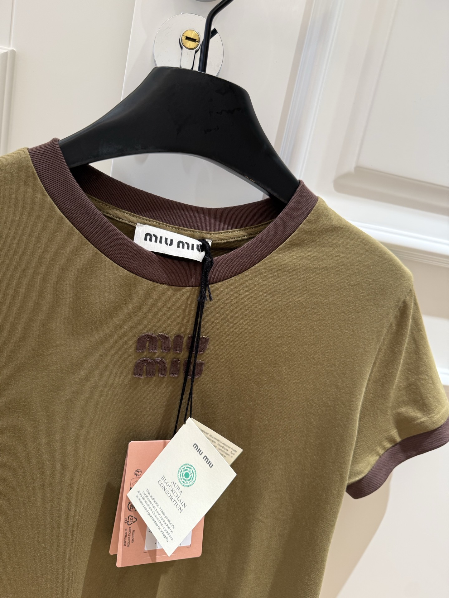 Футболка женская укороченная с контрастным декором Miu Miu