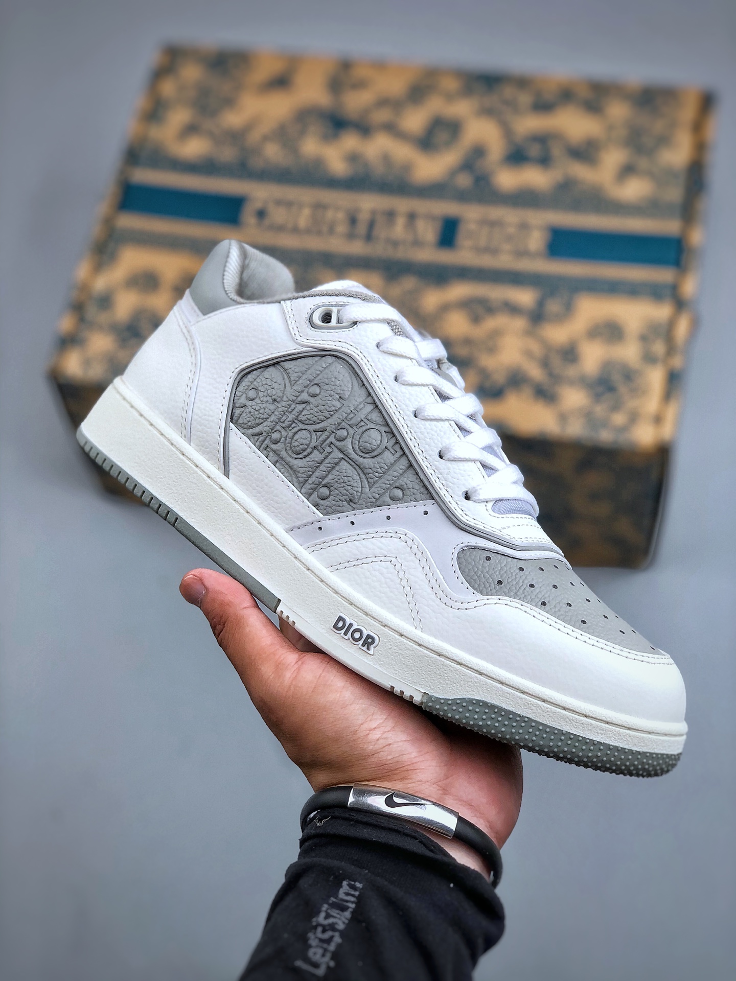 💰580
Dior迪奥 B27系列 东莞高端代购版本  原版爆拆一比一完美复刻 做工细节到位 原版全真皮定制材料 超赞 最新元素组合 时尚休闲个性 百搭 
✅面料：原版定制小牛皮+ Oblique老花布
✅内里：定制透气内里
✅大底：原版开模TPU组合大底
✅底厚：3CM
✅包装：全套原版礼盒包装
✅尺码：男码40-46