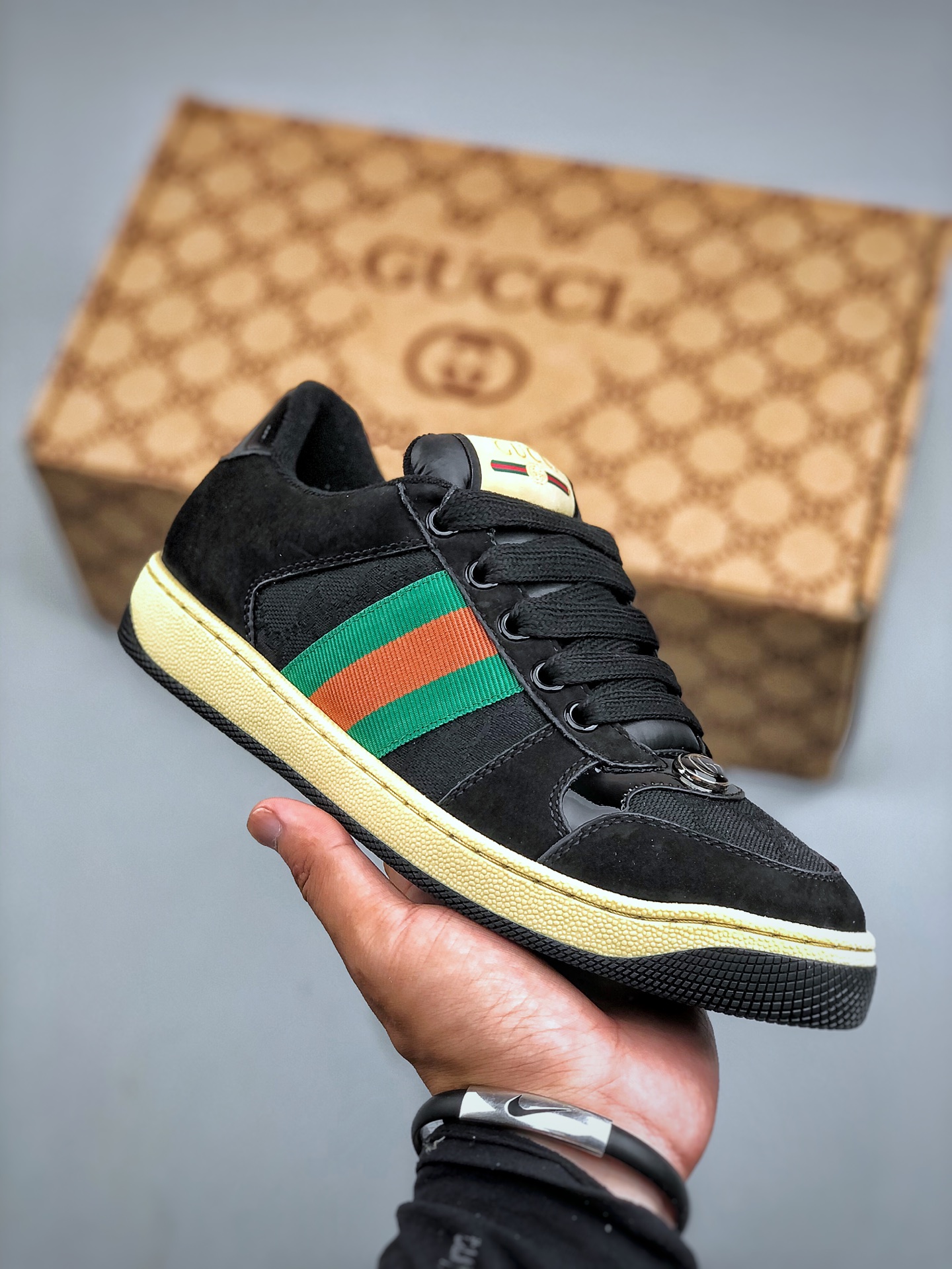 Gucci~~2025最新配色小脏鞋 休闲鞋 运动鞋……
ZP开发纯原版本;金属双G水晶圆柱形标;Gucci原版纹织带⚠⚠
鞋面头层羊皮拼接双G压花牛皮,皮面切口全油边封口工艺,原版水染羊皮内里,细腻柔软更舒适透气,垫脚乳胶注塑一体,私模钢印双色原版TPU大底(下层宽,上层窄)
尺码:35-39