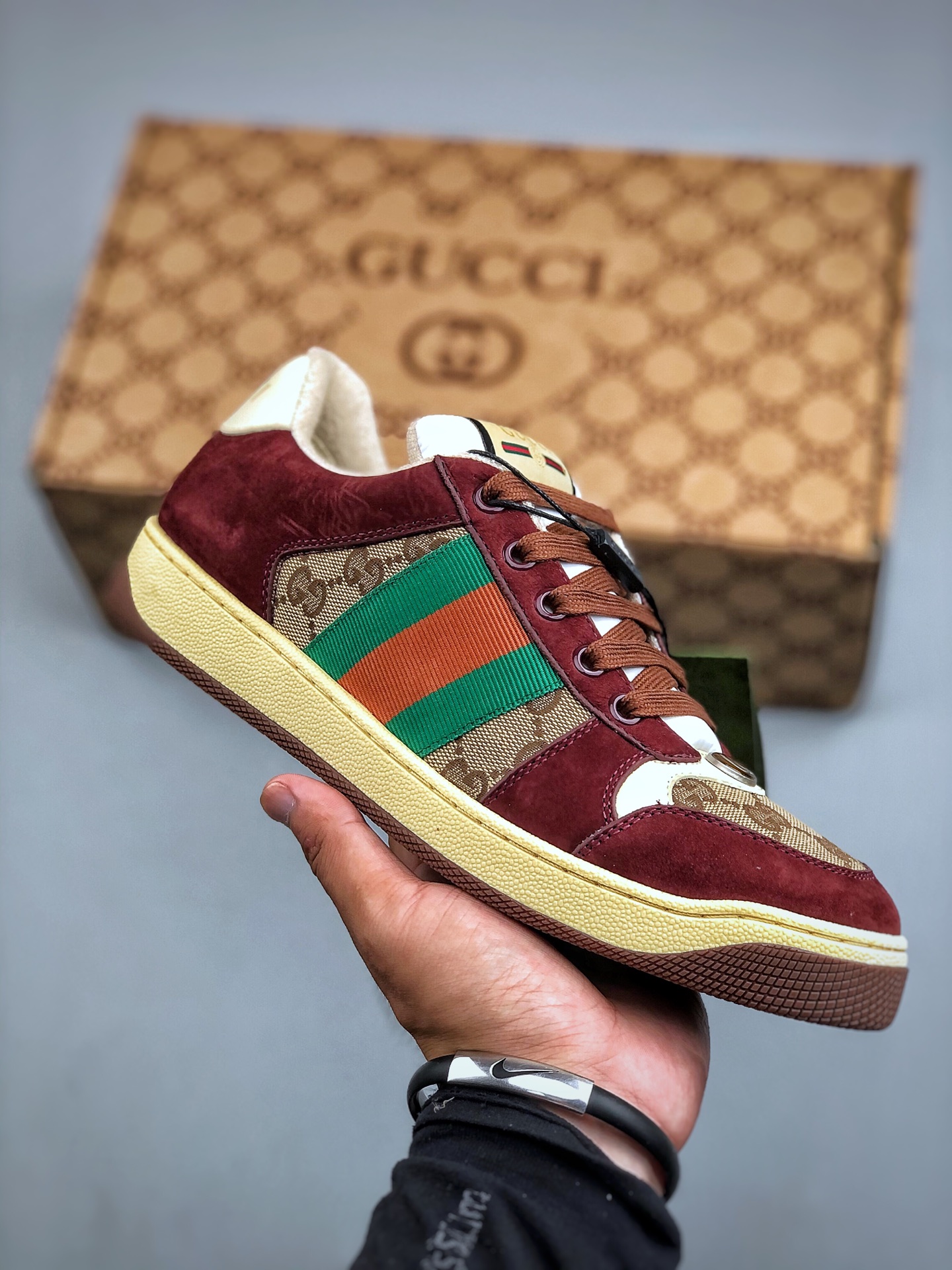 Gucci~~2025最新配色小脏鞋 休闲鞋 运动鞋……
ZP开发纯原版本;金属双G水晶圆柱形标;Gucci原版纹织带⚠⚠
鞋面头层羊皮拼接双G压花牛皮,皮面切口全油边封口工艺,原版水染羊皮内里,细腻柔软更舒适透气,垫脚乳胶注塑一体,私模钢印双色原版TPU大底(下层宽,上层窄)
尺码:40-45