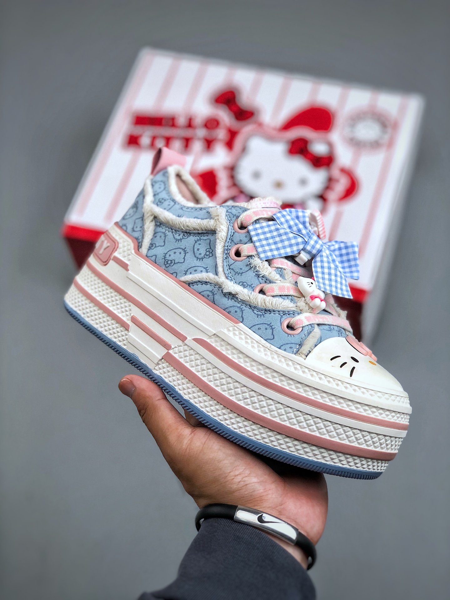 💰320 Sanrio/三丽鸥 x OLD ORDER 联名限定 凯蒂粉蓝 6.5CM 厚底增高帆布鞋 马卡龙 鞋身满印的Hello Kitty凯蒂猫图案真的好可爱💗 粉蓝色系的毛边设计满满小香风氛围感 脚感蛮舒适的不磨脚,搭配清新干净 小个子也能拥有大长腿 出街穿这双回头率拉满了🥰 氛围感就够了 日常穿搭也很出彩啦 官方货号:O2320805 尺码 :35-40