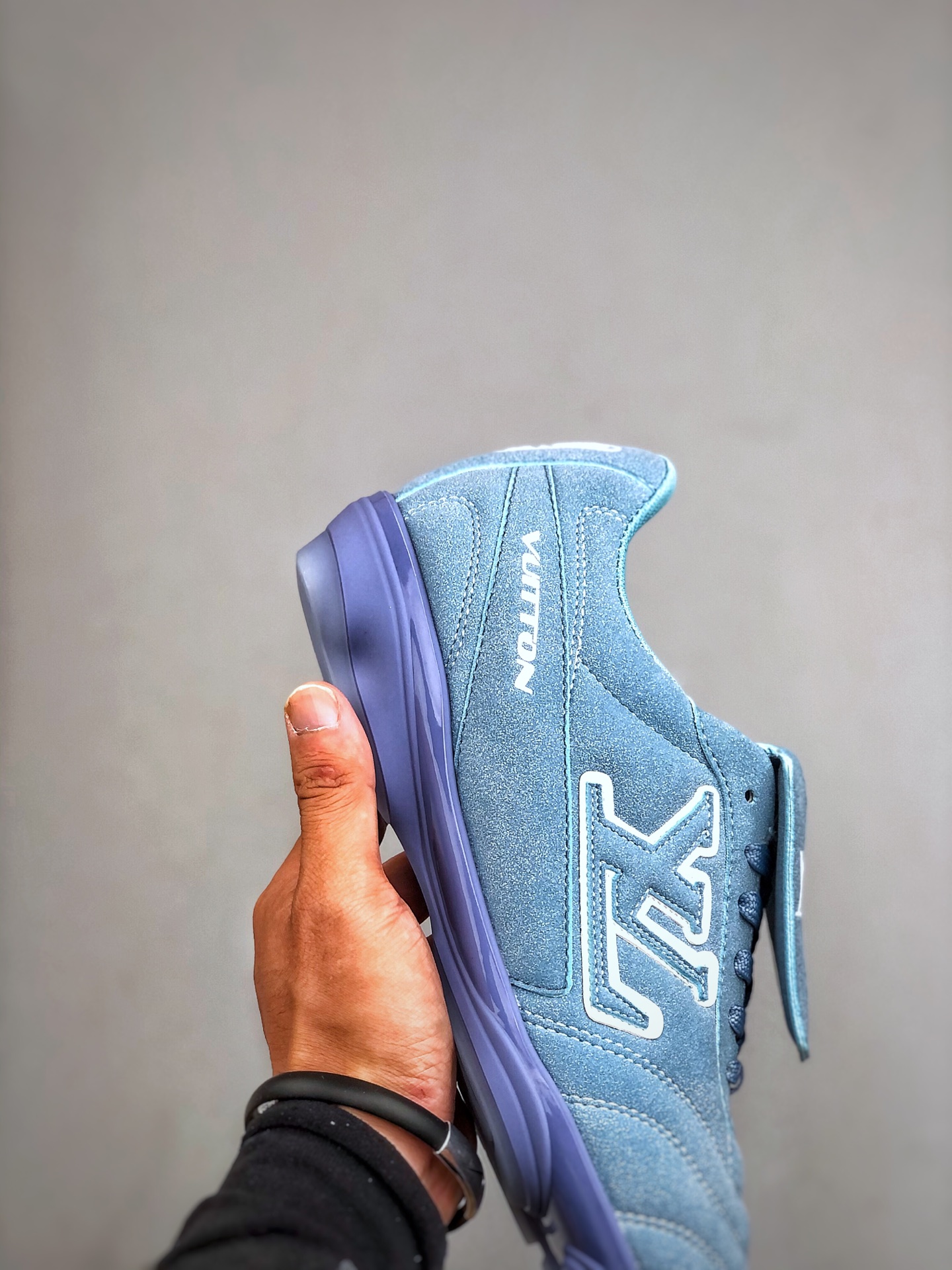 380 当季新款 LV BUTTERSOFT 运动鞋 本款 LV Buttersoft 运动鞋出自路易威登