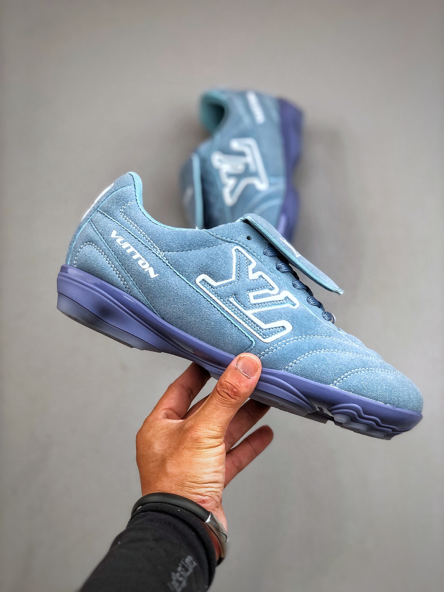 380 当季新款 LV BUTTERSOFT 运动鞋 本款 LV Buttersoft 运动鞋出自路易威登