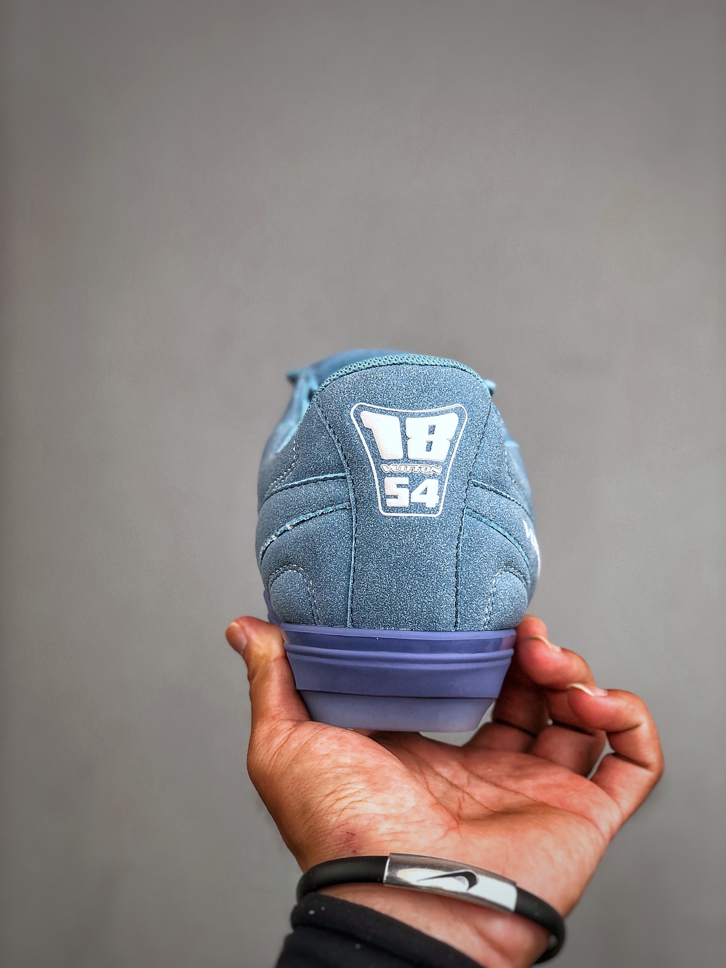 380 当季新款 LV BUTTERSOFT 运动鞋 本款 LV Buttersoft 运动鞋出自路易威登