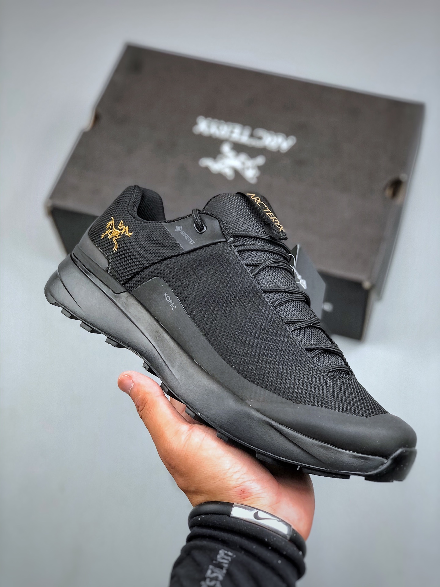 纯原💰450 广产 刺绣Logo。 始祖鸟覆盖透气男越野跑鞋 官方同步上架适合技术路线单日徒步穿着也可以一脚蹬穿法 aeriosflgtx鞋受到长途野外跑步鞋的启发 适合在变化的地形上进行快速轻快的徒步旅行穿着,舒适而有支撑性,使您充满信心。该设计与脚部融为一体,可最大限度地减少摩擦,gore-tex保护膜网砂,采用gore隐形适体(invisiblefit)技术,更轻薄舒适。敏捷、稳定和技术路线上的自信源于vibram® megagrip外底、压缩eva内底以及一体的tpu。重量约:275g技术特点透气轻量耐磨鞋子鞋外底结构vibram®megagripM橡胶化合材料耐用柔软鞋子结构tpu鞋头可防磨损压缩eva泡沫内底以及一体的tpu铁芯提高了灵活性和稳定性,使您充满信心鞋子衬垫结构4mm厚ortholiteM3d模制插片材料gore-tex薄膜tpu高耐磨保护膜cordura® 尺码:39-45