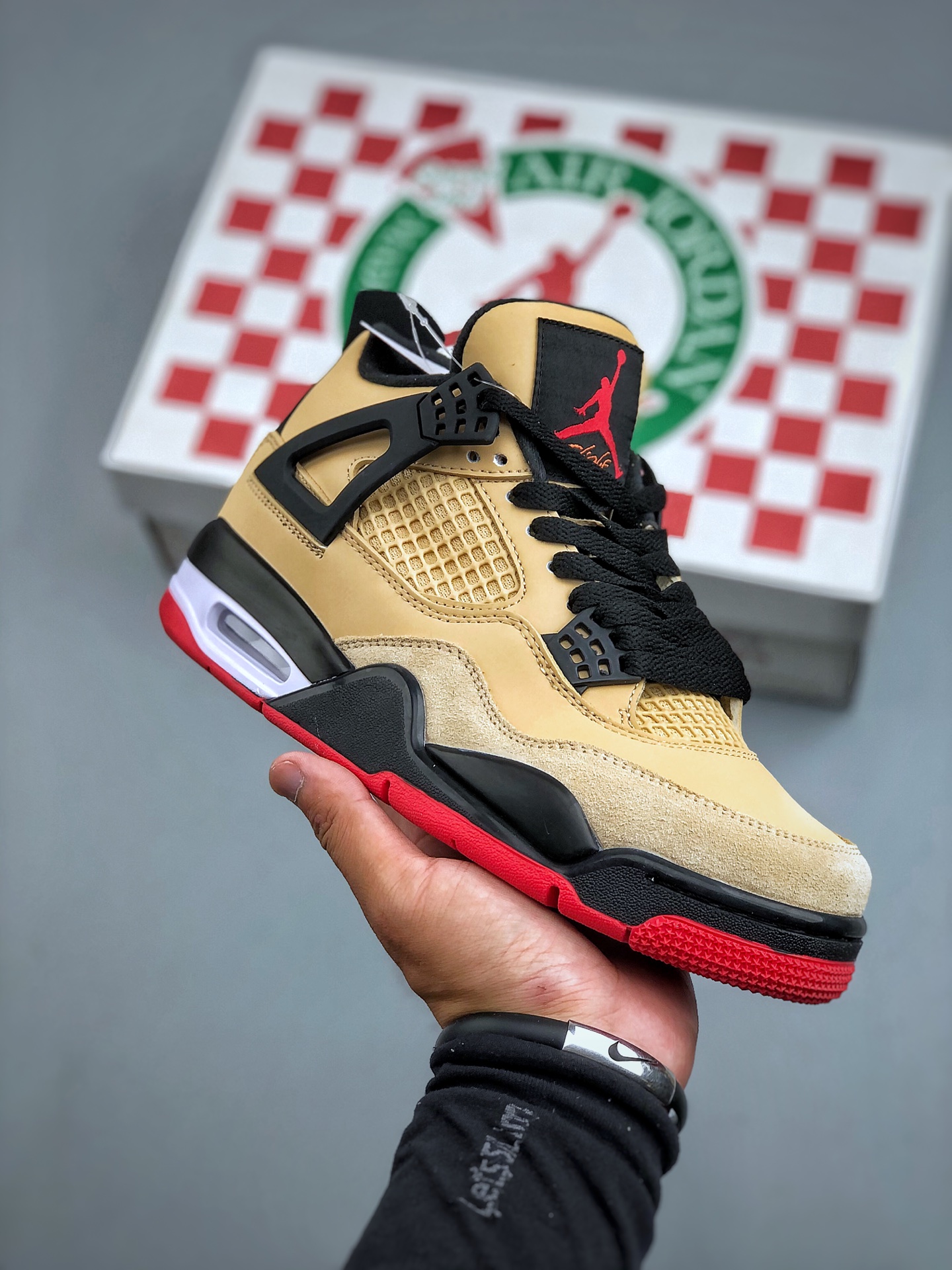💰380
Nike Air Jordan 4 Retro GS   耐克迈克尔·乔丹AJ4代中帮复古休闲运动文化篮球鞋原厂材料TPU超Q弹网格材质 缜密拉帮及中底钢印细节 组合开窗式气垫大底货号:IH2094 200 尺码：36-48.5（半）