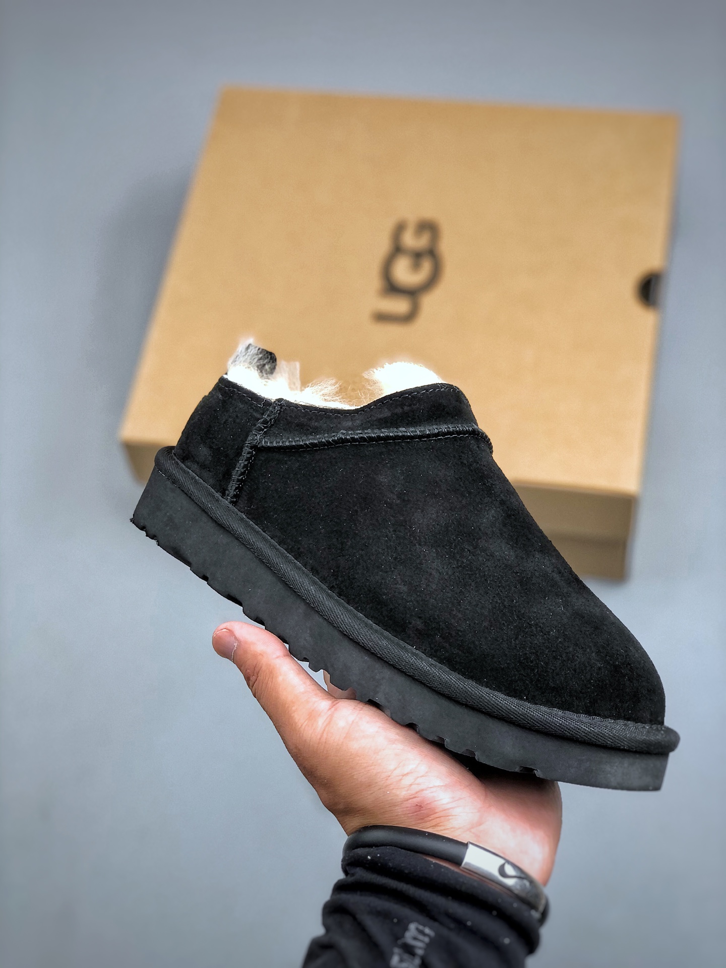 💰380  ugg 市面顶级版本  25新款 UGG Elea Slip-On 轻薄一脚蹬 居家 办公室 空调房室内 易搭配超时髦大长腿福利款 广州外贸大厂生产 鞋头到鞋垫真羊皮毛一体 独立外盒包装 芯片 带防水工艺 区别市面任何版本  独立原版开发大底 羊绒鞋垫 冬季保暖外出 家居都是很适合的选择 近年uug推出款式系列 局部偏向年轻消费者喜好 也走到时尚潮流穿搭的前沿 鞋身材质 防泼水涂层翻毛皮鞋面 17毫米UGGPURE™植入式羊毛内底 轻便防滑舒适橡胶外底 带有品牌LOGO商标 带全套包装  尺码: 35-40