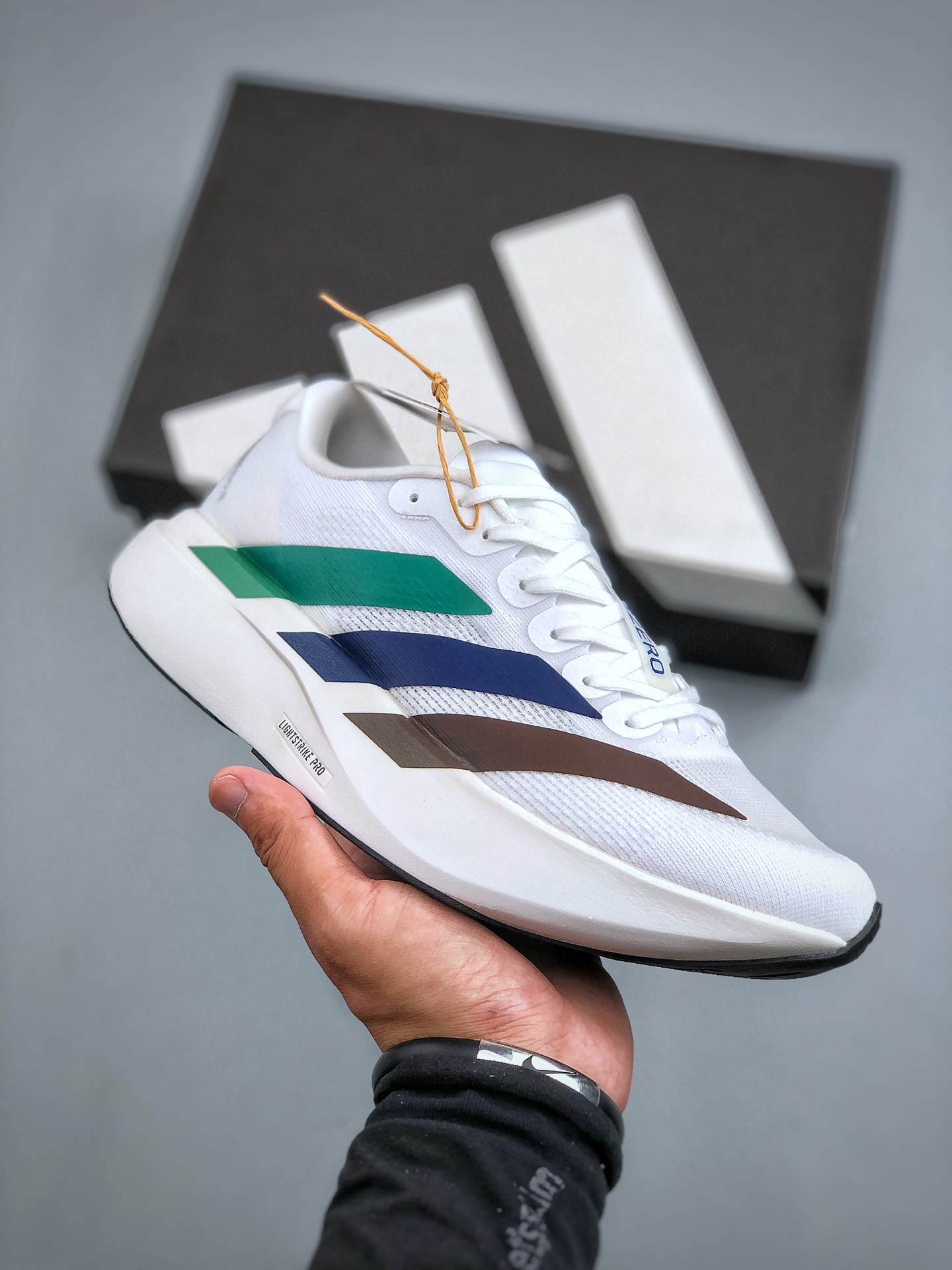 Adidas Adizero Evo SL 轻盈跑鞋 adidas跑鞋设计总是呈现出一种经典低调的感觉,但Ultra Boost与Alphabounce这两个系列的出现,让市场掀起了一阵潮流 这款adidas Duramo 虽然不及前面那两款鞋子那么耀眼,但其主打的cloudfoam科技还是非常让人期待的.Cloudfoam是adidas家的另一种减震科技,减震性能不错,能够给脚底提供舒适的缓震感受 (半)