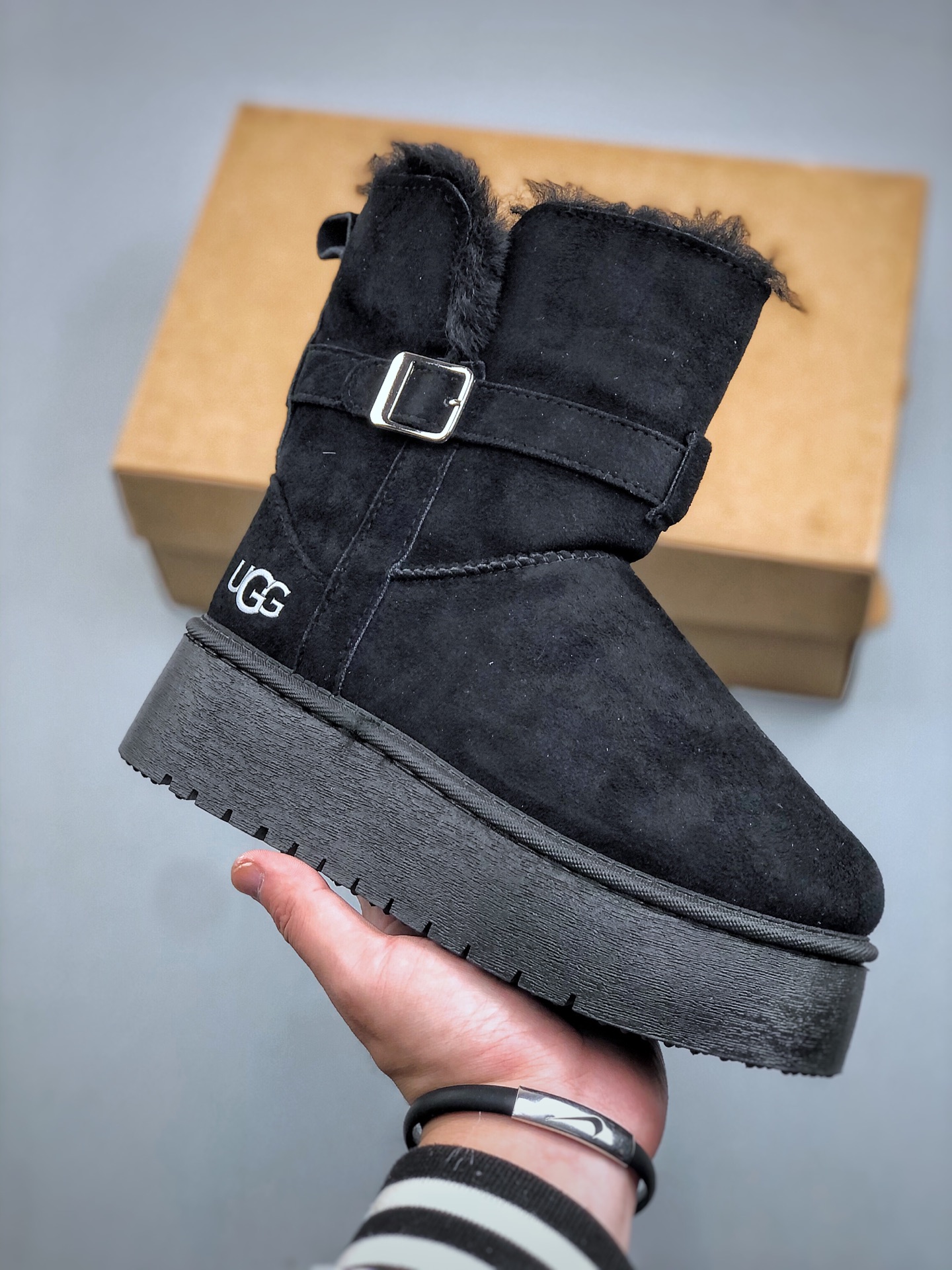 💰180    T/UGG 保暖增高防滑 纯色简约高帮雪地靴
尺码：35-40
