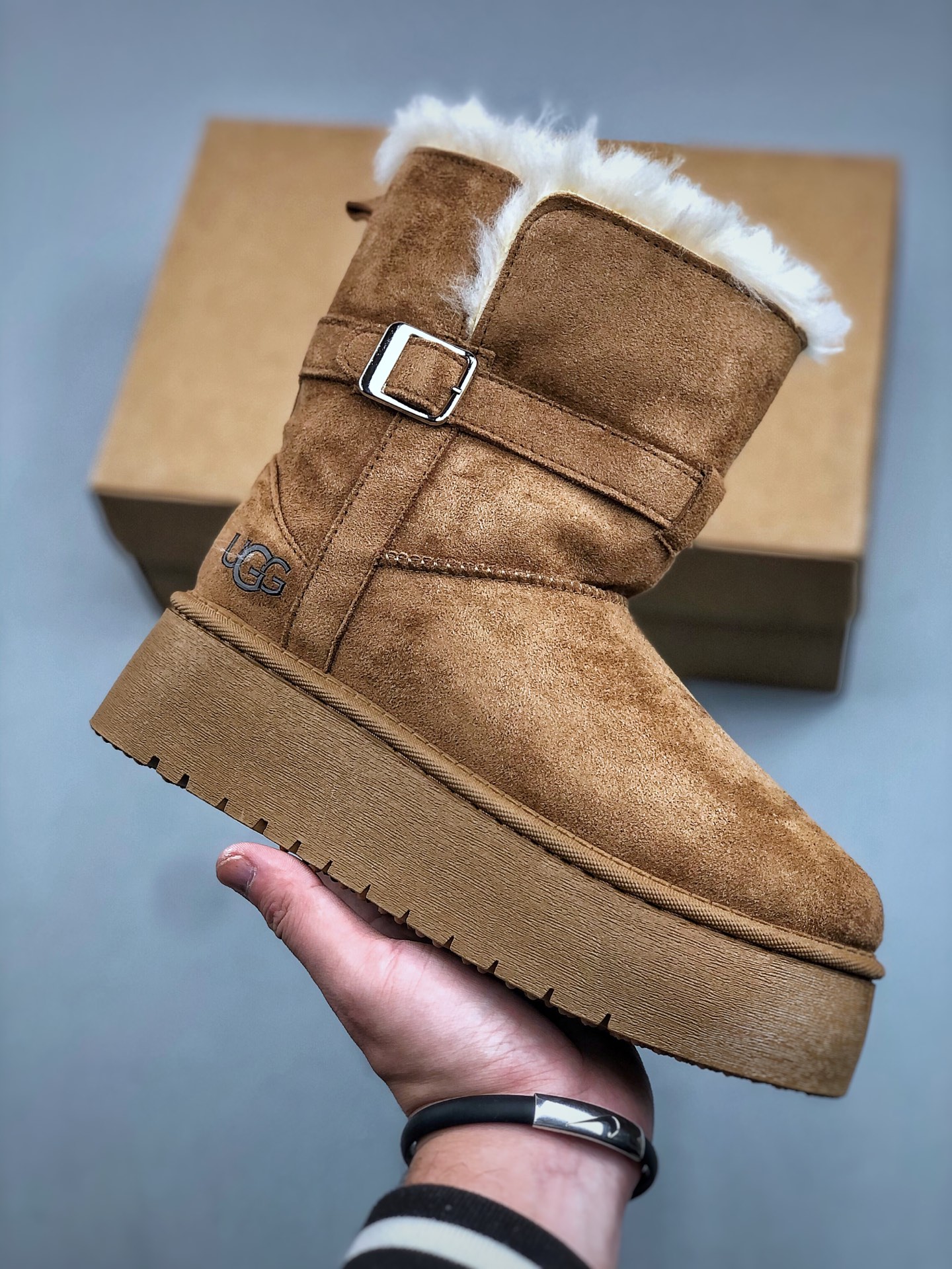 💰180    T/UGG 保暖增高防滑 纯色简约高帮雪地靴
尺码：35-40