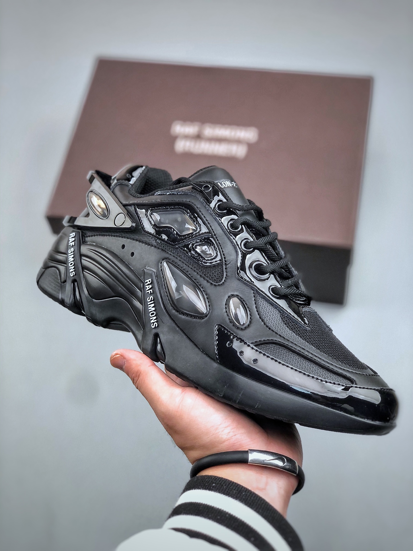 RAF SIMONS 徽标 皮革款 来自比利时🇧🇪设计师:Raf Simons 创立和设计 与Adidas还有Kanye West等一线品牌以及主理人有着深度合作 禁欲系款设计 风格皆可百搭 某东欧地区高标准要求生产订单,后续会跟进更多配色