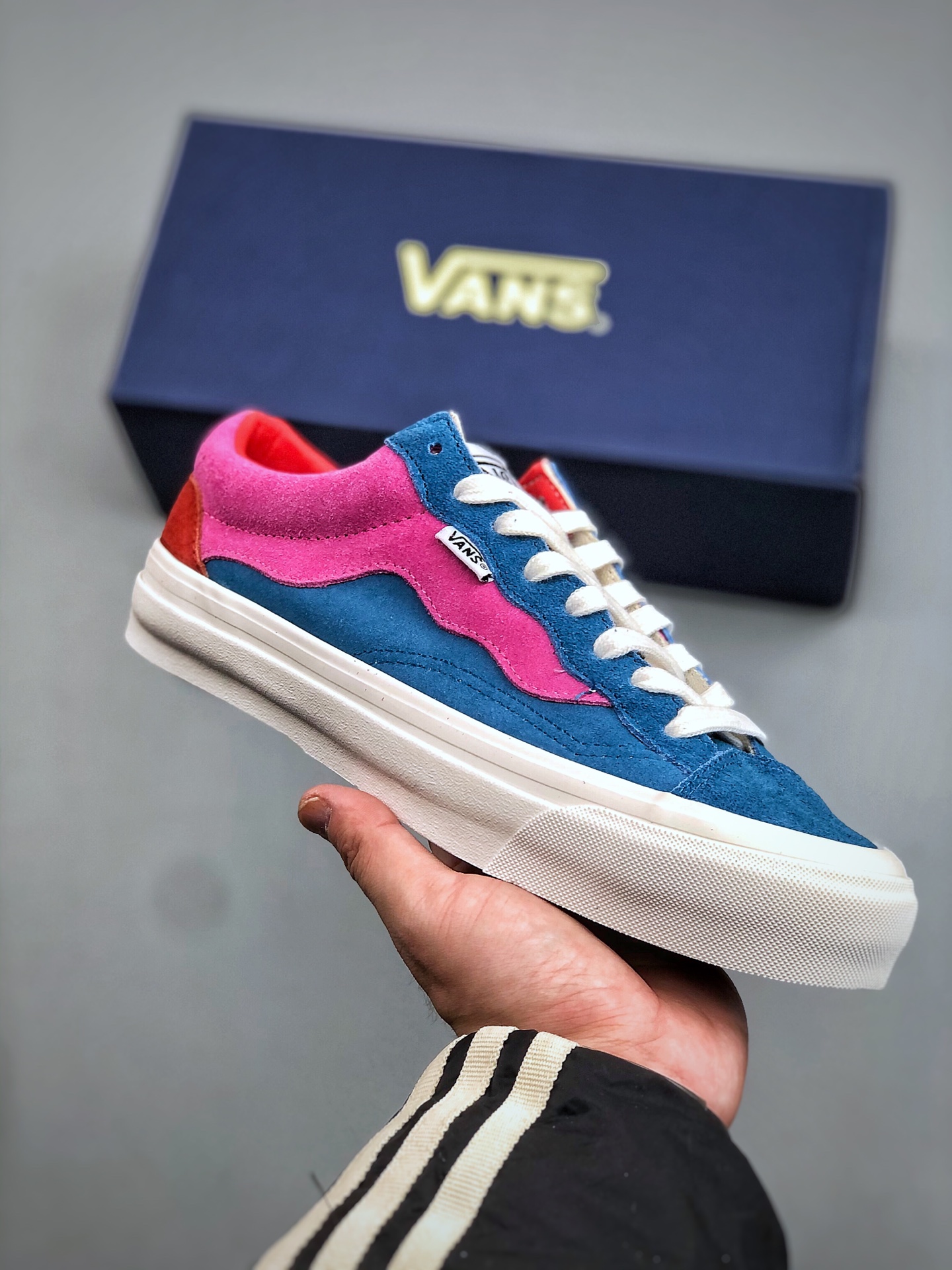 💰130  Vision Street Wear 全新滑板鞋CHOPPER系列‼  市面顶级版本 高端品质 原版私模大底 原装硫化工艺 细节质感 无可挑剔 众多明星 网红潮人分分上脚 完全种草！全新的STICK系列，延用80年代初VISION STREET WEAR热门鞋款 14050 SHOCKWAVE侧标，时代更替，经典革新。做工也是非常诚意，让整双鞋的质感与视觉层次更加丰富。复古造型！势不可挡！ 本年度最佳滑板鞋 超级百搭 无论四季如何变换，都能完美契合。 
尺码：35-44（半）