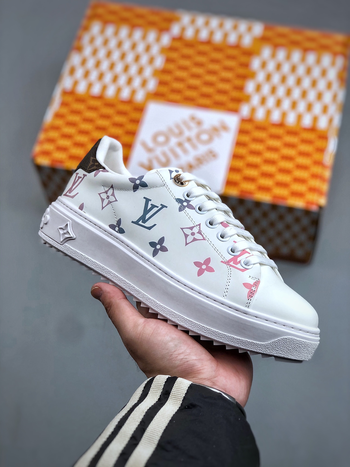 💰 320 
Louis Vuitton New Arrival 系列
LV Time Out 情侣小白鞋｜
✦ 小白鞋正统线条：干净、高级、显脚瘦
✦ 经典 Monogram 老花：辨识度满分，一眼奢侈
✦ 进口头层小牛皮鞋面：细腻、柔韧、鞋面更挺括
✦ 羊皮内里：脚感软糯不磨脚，全天穿无压力
✦ 原楦开发：版型挺拔、比例更精致
✦ 鞋边立体雕花纹理：细节完全到位，质感直观可见
✦ 轻量橡胶大底：抓地防滑，上脚轻盈不累
✦ 情侣款百搭属性：通勤、休闲、旅行全能搭配
✦ 专柜级包装：原装鞋盒 / 防尘袋 / 配件齐全
尺码：35 36 37 38 39 40 41