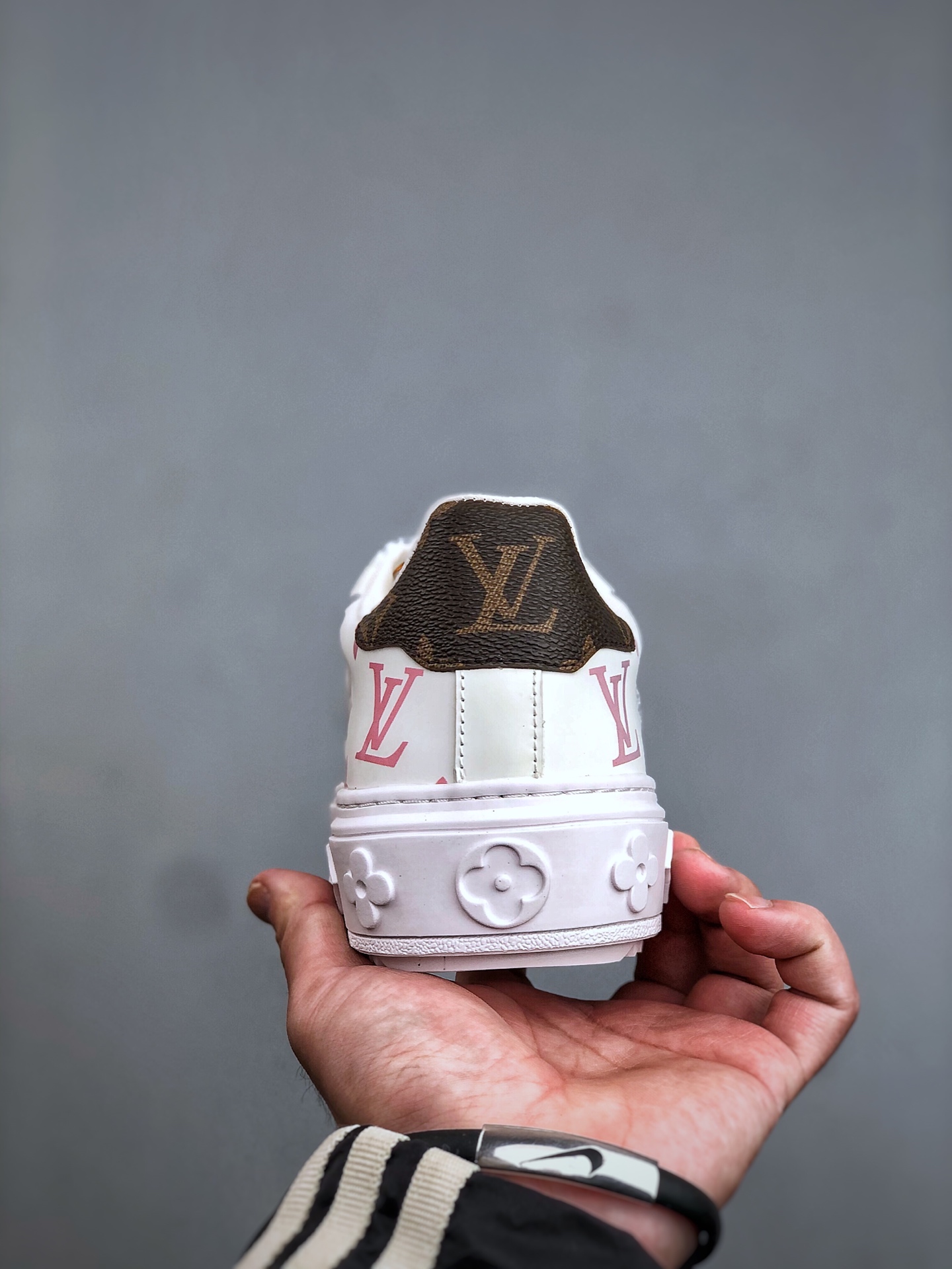 360K Louis Vuitton New Arrival 系列 LV Time Out 情侣小白鞋小白鞋-Chinese UA Cheap High Quatity Brand Clothes Bags handbags Sneakers wholesale wholesaler seller from China Factory suppliers Fashion Clothing Shoes best Quality Beautiful Price 360K Louis Vuitton New Arrival 系列 LV Time Out 情侣小白鞋小白鞋