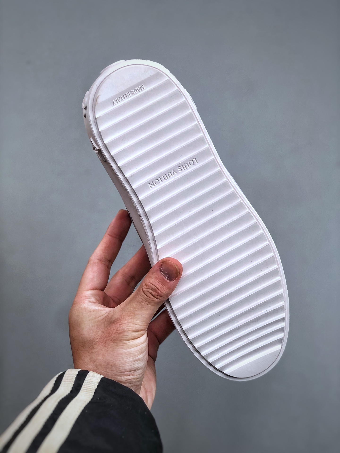 360K Louis Vuitton New Arrival 系列 LV Time Out 情侣小白鞋小白鞋-Chinese UA Cheap High Quatity Brand Clothes Bags handbags Sneakers wholesale wholesaler seller from China Factory suppliers Fashion Clothing Shoes best Quality Beautiful Price 360K Louis Vuitton New Arrival 系列 LV Time Out 情侣小白鞋小白鞋