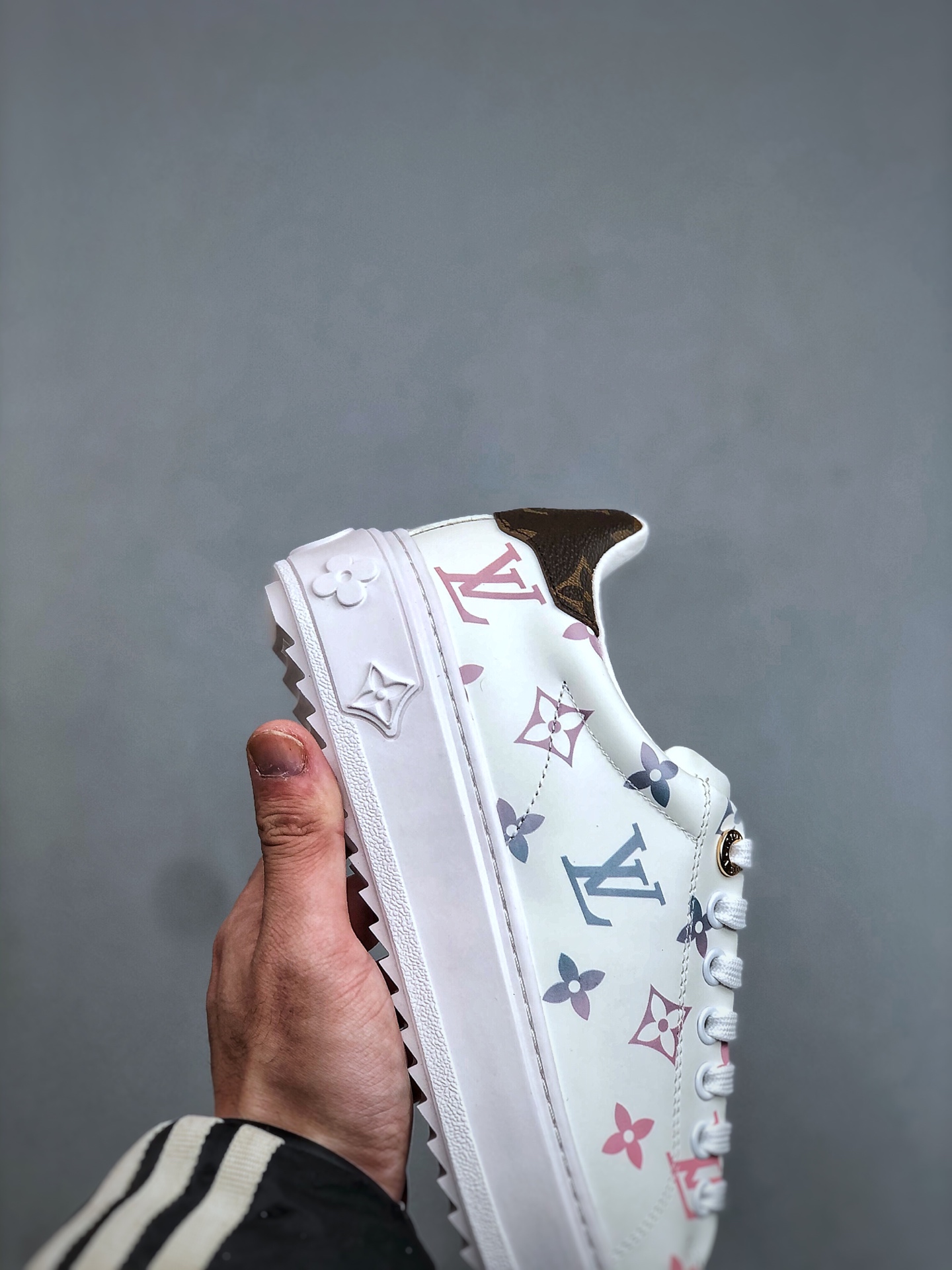 360K Louis Vuitton New Arrival 系列 LV Time Out 情侣小白鞋小白鞋-Chinese UA Cheap High Quatity Brand Clothes Bags handbags Sneakers wholesale wholesaler seller from China Factory suppliers Fashion Clothing Shoes best Quality Beautiful Price 360K Louis Vuitton New Arrival 系列 LV Time Out 情侣小白鞋小白鞋