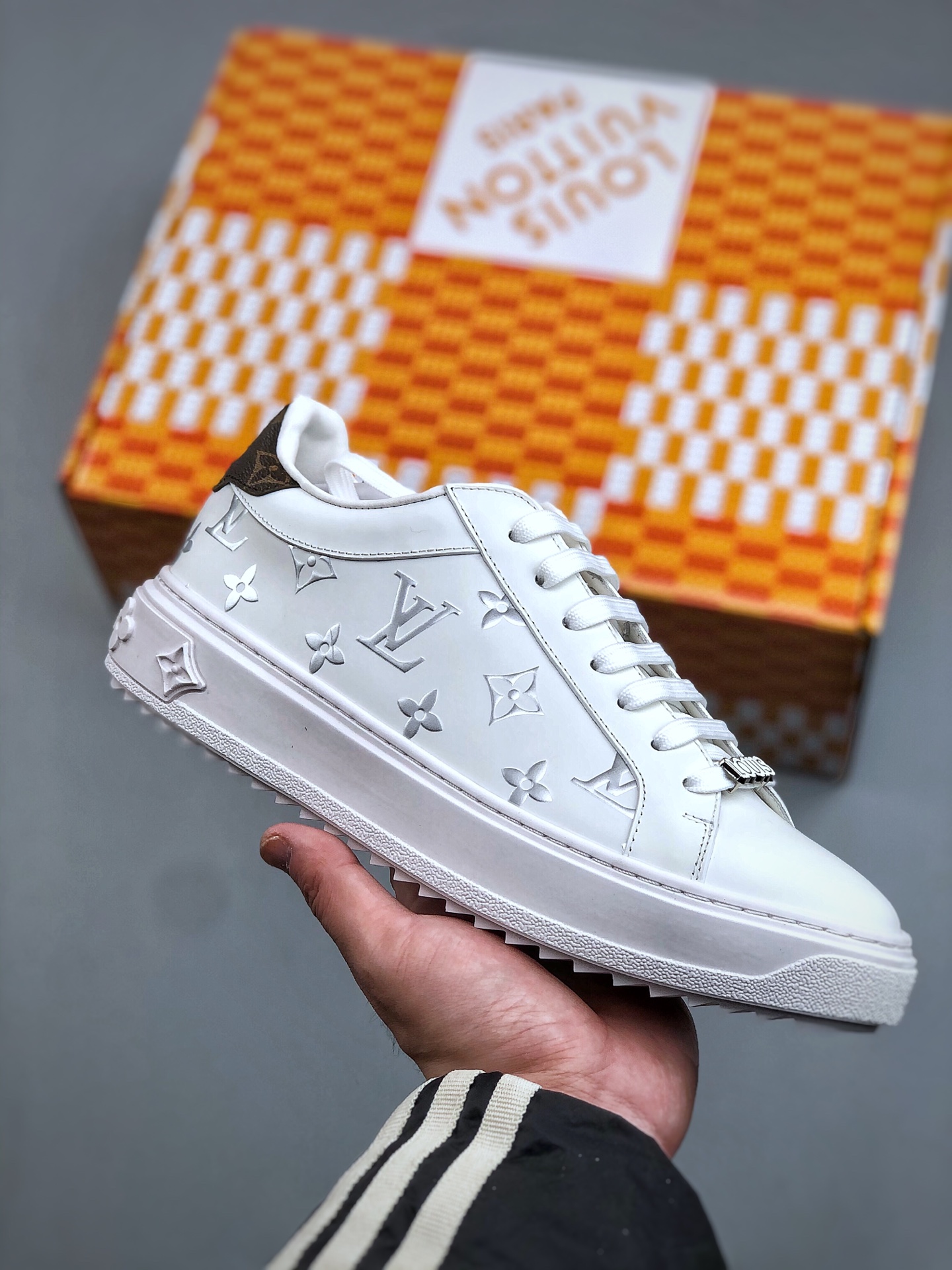 Louis Vuitton New Arrival 系列 LV Time Out 情侣小白鞋| ✦ 小白鞋正统线条:干净、高级、显脚瘦 ✦ 经典 Monogram 老花:辨识度满分,一眼奢侈 ✦ 进口头层小牛皮鞋面:细腻、柔韧、鞋面更挺括 ✦ 羊皮内里:脚感软糯不磨脚,全天穿无压力 ✦ 原楦开发:版型挺拔、比例更精致 ✦ 鞋边立体雕花纹理:细节完全到位,质感直观可见 ✦ 轻量橡胶大底:抓地防滑,上脚轻盈不累 ✦ 情侣款百搭属性:通勤、休闲、旅行全能搭配 ✦ 专柜级包装:原装鞋盒 / 防尘袋 / 配件齐全