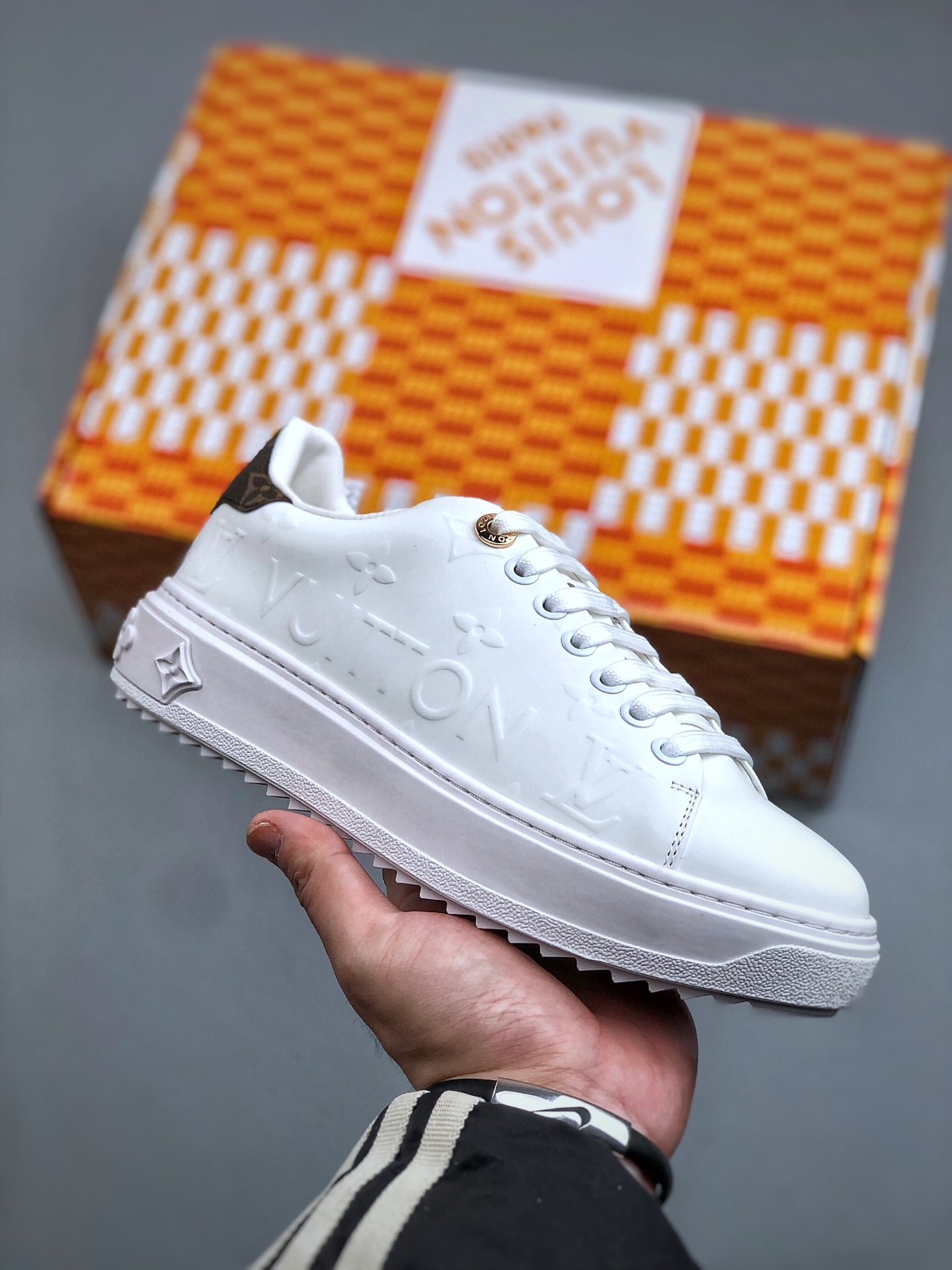 💰 320 
Louis Vuitton New Arrival 系列
LV Time Out 情侣小白鞋｜
✦ 小白鞋正统线条：干净、高级、显脚瘦
✦ 经典 Monogram 老花：辨识度满分，一眼奢侈
✦ 进口头层小牛皮鞋面：细腻、柔韧、鞋面更挺括
✦ 羊皮内里：脚感软糯不磨脚，全天穿无压力
✦ 原楦开发：版型挺拔、比例更精致
✦ 鞋边立体雕花纹理：细节完全到位，质感直观可见
✦ 轻量橡胶大底：抓地防滑，上脚轻盈不累
✦ 情侣款百搭属性：通勤、休闲、旅行全能搭配
✦ 专柜级包装：原装鞋盒 / 防尘袋 / 配件齐全
尺码：35 36 37 38 39 40 41 42 43 44 45