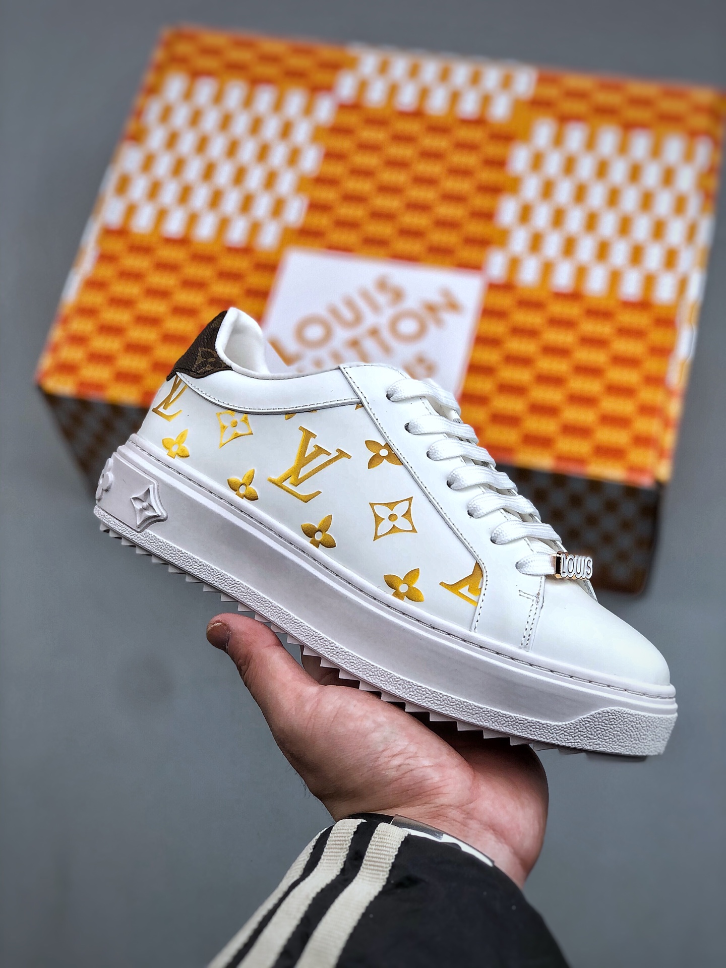 💰 320 
Louis Vuitton New Arrival 系列
LV Time Out 情侣小白鞋｜
✦ 小白鞋正统线条：干净、高级、显脚瘦
✦ 经典 Monogram 老花：辨识度满分，一眼奢侈
✦ 进口头层小牛皮鞋面：细腻、柔韧、鞋面更挺括
✦ 羊皮内里：脚感软糯不磨脚，全天穿无压力
✦ 原楦开发：版型挺拔、比例更精致
✦ 鞋边立体雕花纹理：细节完全到位，质感直观可见
✦ 轻量橡胶大底：抓地防滑，上脚轻盈不累
✦ 情侣款百搭属性：通勤、休闲、旅行全能搭配
✦ 专柜级包装：原装鞋盒 / 防尘袋 / 配件齐全
尺码：35 36 37 38 39 40 41 42 43 44 45