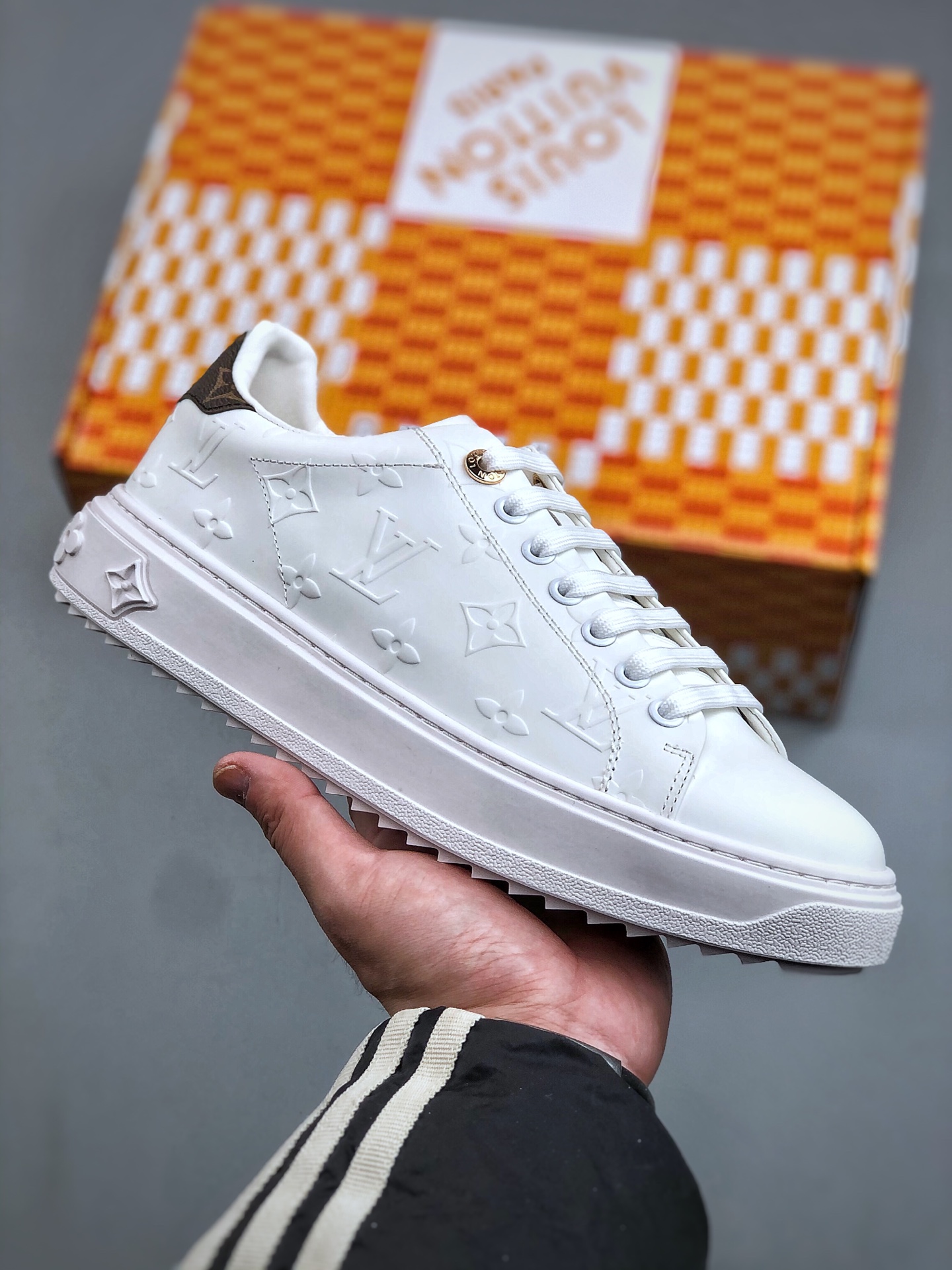 集# Louis Vuitton New Arrival 系列 LV Time Out 情侣小白鞋| ✦ 小白鞋正统线条:干净、高级、显脚瘦 ✦ 经典 Monogram 老花:辨识度满分,一眼奢侈 ✦ 进口头层小牛皮鞋面:细腻、柔韧、鞋面更挺括 ✦ 羊皮内里:脚感软糯不磨脚,全天穿无压力 ✦ 原楦开发:版型挺拔、比例更精致 ✦ 鞋边立体雕花纹理:细节完全到位,质感直观可见 ✦ 轻量橡胶大底:抓地防滑,上脚轻盈不累 ✦ 情侣款百搭属性:通勤、休闲、旅行全能搭配 ✦ 专柜级包装:原装鞋盒 / 防尘袋 / 配件齐全