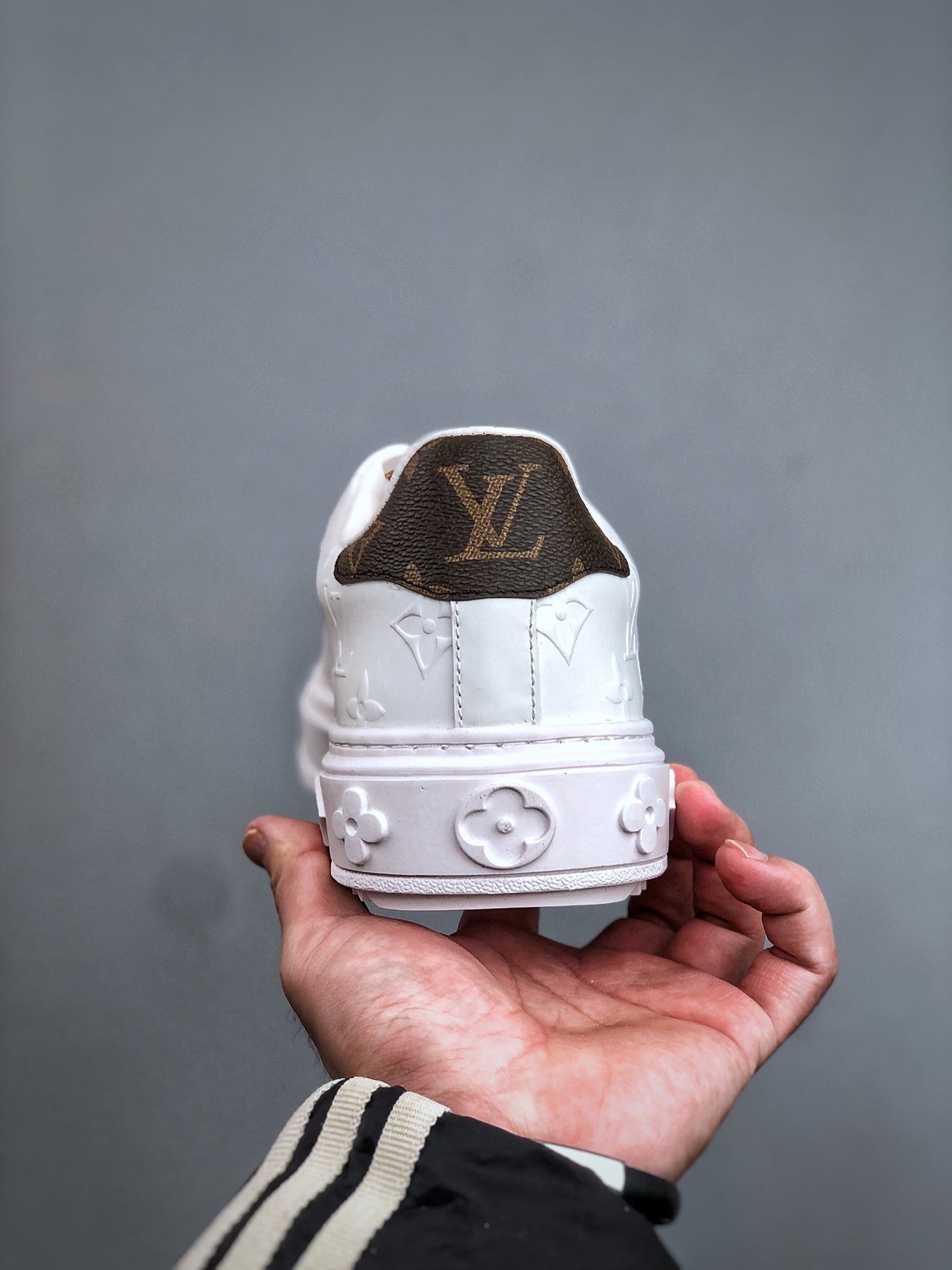 360K Louis Vuitton New Arrival 系列 LV Time Out 情侣小白鞋小白鞋-Chinese UA Cheap High Quatity Brand Clothes Bags handbags Sneakers wholesale wholesaler seller from China Factory suppliers Fashion Clothing Shoes best Quality Beautiful Price 360K Louis Vuitton New Arrival 系列 LV Time Out 情侣小白鞋小白鞋