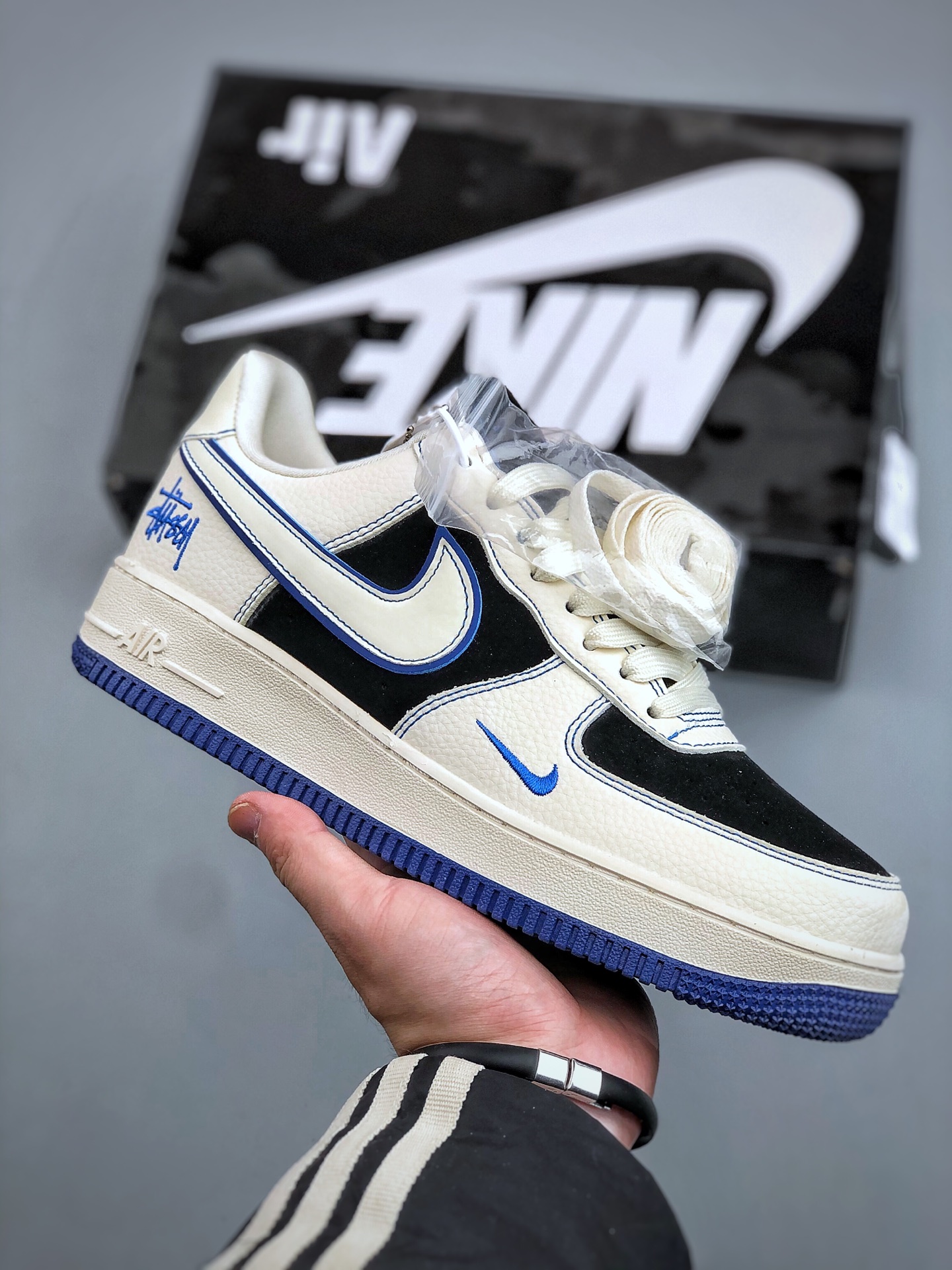 💰 220  XC版 EVISU联名AF1直接把复古工装风拉满！咖棕拼浅卡其的麂皮材质质感爆棚，解构风条纹Swoosh打破常规，鞋身EVISU字母标识与金属吊牌细节拉满，经典Air气垫大底软弹度在线，久走不累脚还超显穿搭品味。
货号：DN1688 811 尺码：36 36.5 37.5 38 38.5 39 40 40.5 41 42 42.5 43 44 44.5 45