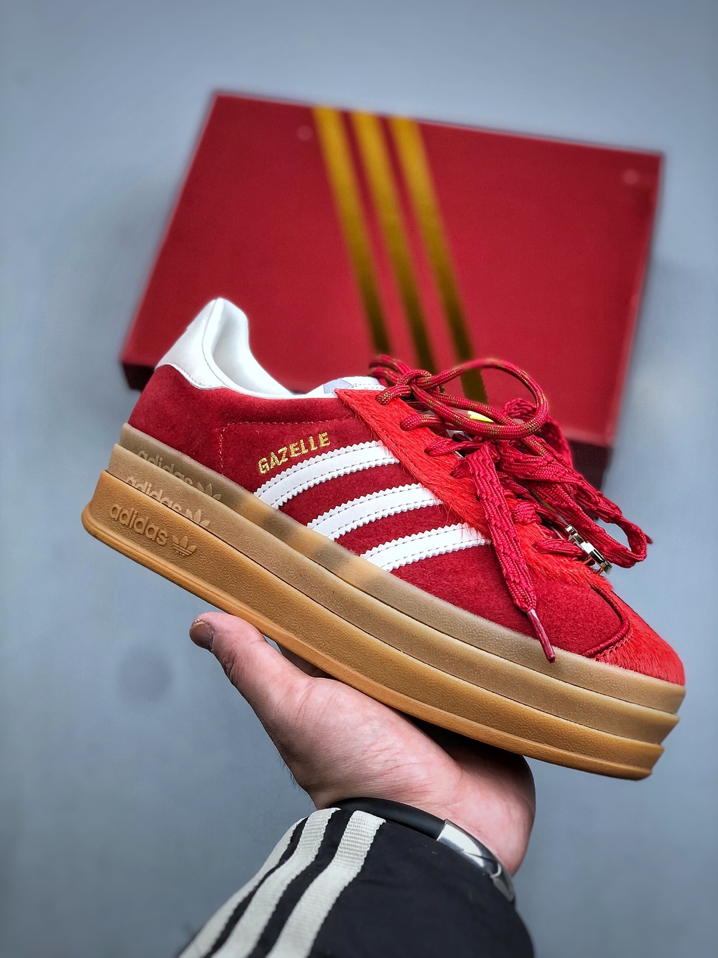 💰280  Adidas originals GAZELLE CNY新年款 马年限定 经典运动 德训鞋 女款 红色羚羊松糕系列复古百搭厚底增高低帮休闲运动板鞋
最好穿最百搭的长腿神器。 不仅价格不错～鞋子也不错啊！Originals的Gazelle Bold鞋款打造出「超厚底版本」！延续流线鞋型、经典麂皮材质、白色三条线和侧面烫金标志的复古外型，奶油白鞋底高度直接乘3，出门搭上它，保证一路步步高升。
货号：KJ4293  尺码：35-42（半）