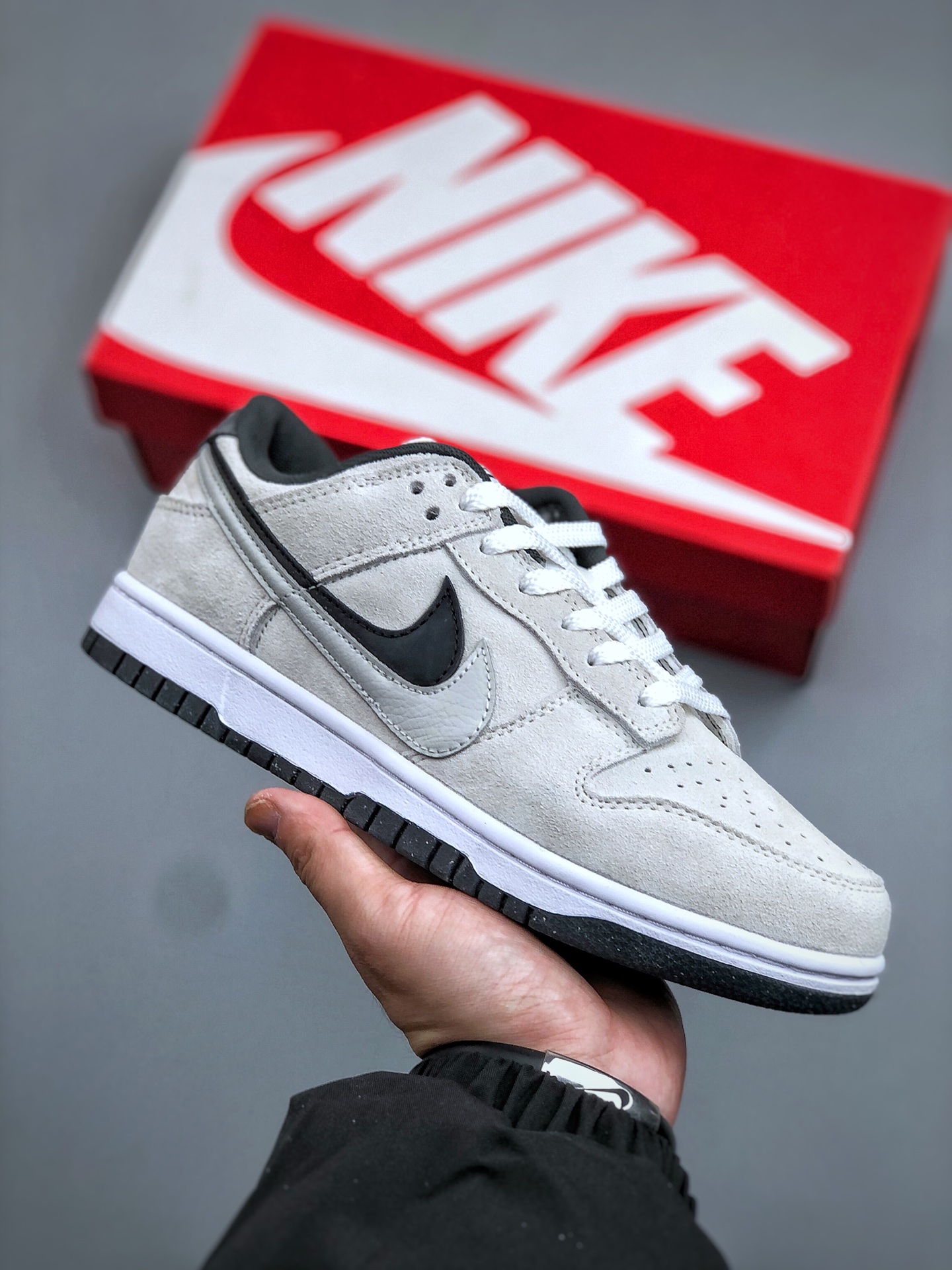 💰150
S版  NIKE DUNK LOW SE  耐克 低帮休闲运动板鞋原装头层材料 用料绝不含糊 独家版型蒸餾加工帶來的是更好的视觉和脚感体验 清洁度 电绣工艺 皮料切割干净无任何毛边 细节完美货号:HV1800 101  尺码:36-46（半）