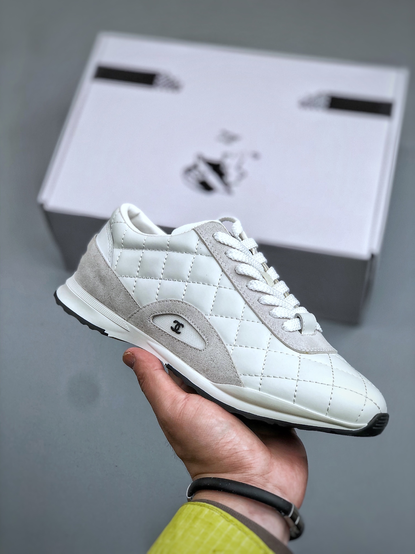 💰480 Chanel 香奈儿26C新款菱格德训鞋
超轻便舒适的一款
黑色白色牛皮款 百搭小白鞋 款式搭配不会出错
牛反绒+羽绒布撞色搭配 清新且活力满满
侧面压印logo 上脚很秀气
鞋面原版定制材料 原版大底
鞋面:牛反绒+羽绒布全牛皮
尺码:35 36 37 38 39 40