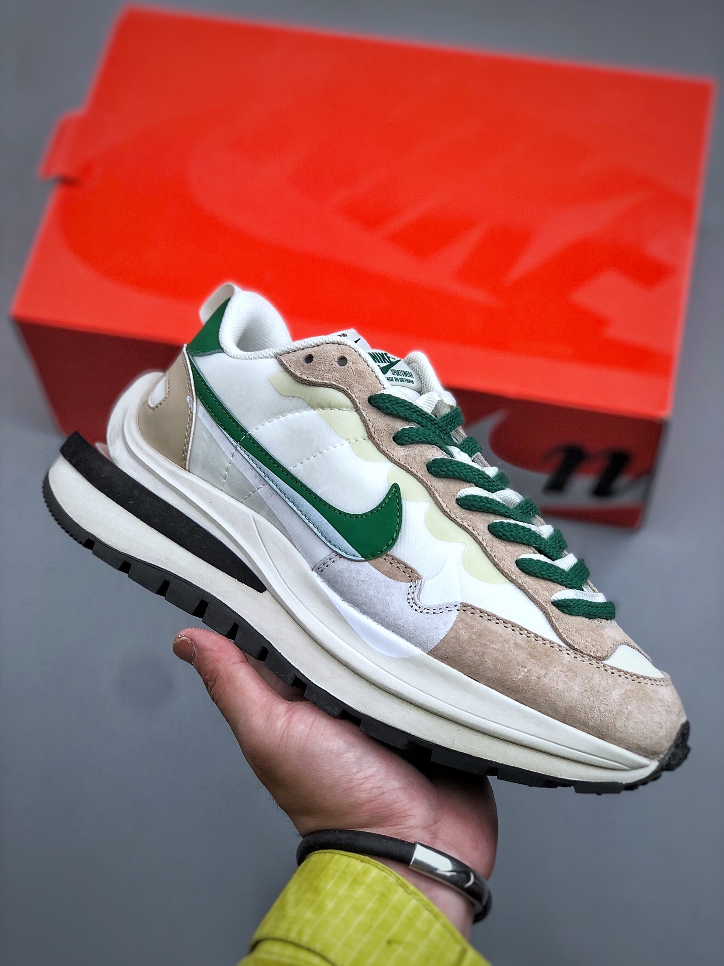 纯原💰450  Sacai x VaporWaffle 华夫三代3.0 走秀重磅联名 米白绿   货号:DD1875-102 #正确纯原版本 独家原鞋开发 #原模数据大底 独家五层分离组合底 #原厂长绒皮料 质感十足 注意区分 #鞋款由Pegasus与VaporFly两款鞋型的设计元素共同构建 尺码：36-47（半）