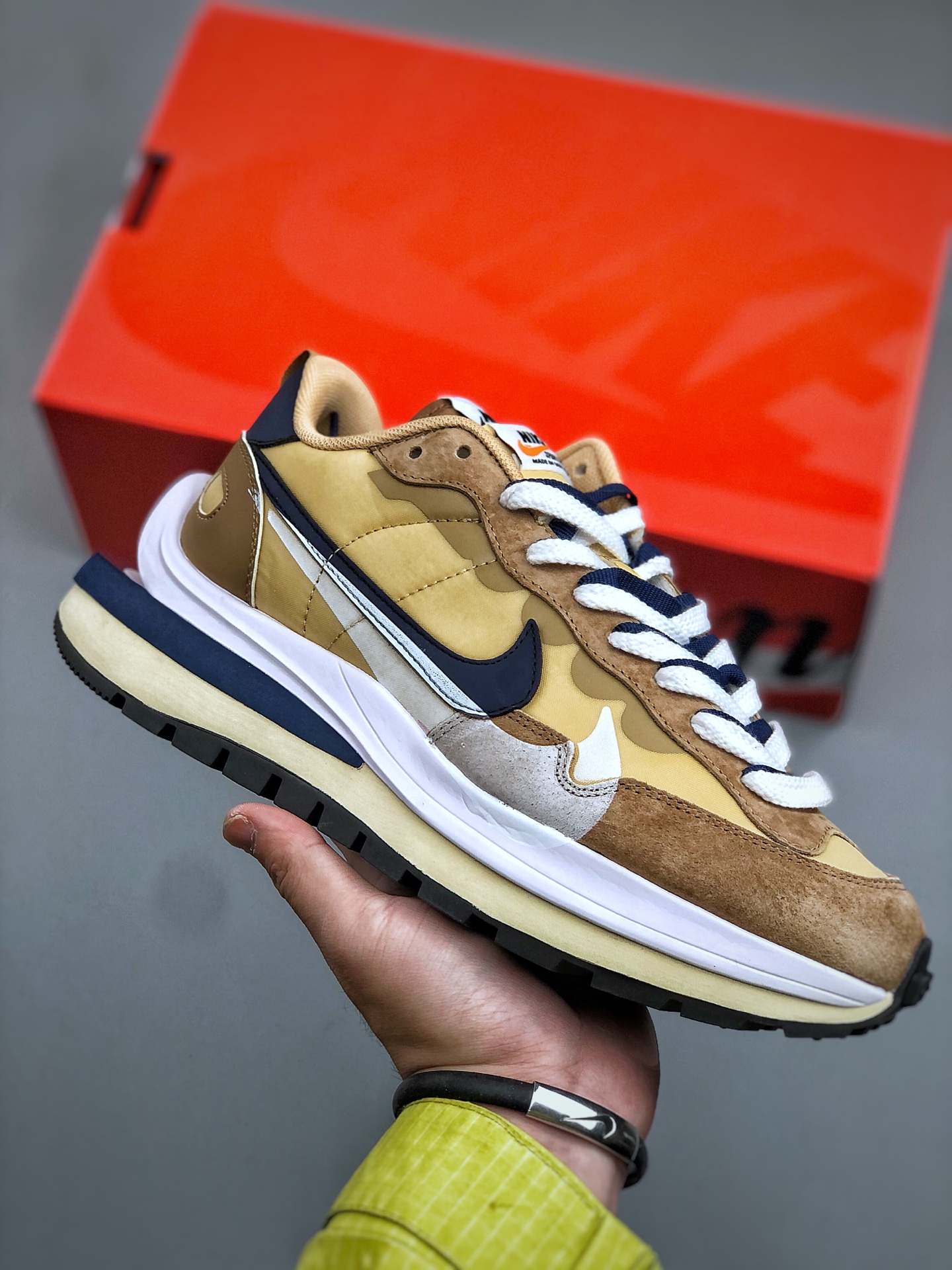 纯原💰450
  Sacai x VaporWaffle 华夫三代3.0 走秀重磅联名 卡其色   货号:DD1875-200  #正确纯原版本 独家原鞋开发 #原模数据大底 独家五层分离组合底 #原厂长绒皮料 质感十足 注意区分 #鞋款由Pegasus与VaporFly两款鞋型的设计元素共同构建 尺码：36-47（半）