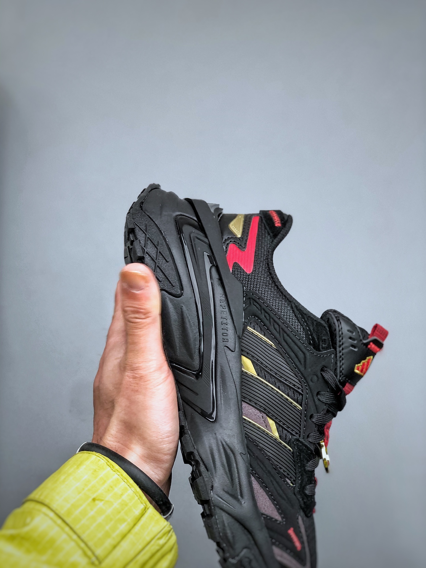 💰320 Adidas XLG Storm Edge 马年限定
阿迪复古透气休闲运动鞋👏
官方货号:  KI1856 尺码：35-45（半）