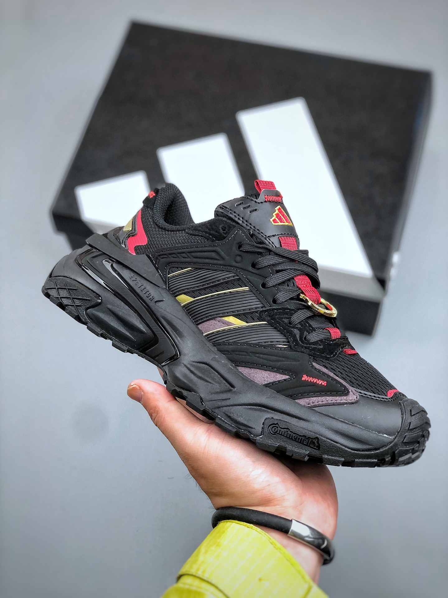 💰320 Adidas XLG Storm Edge 马年限定
阿迪复古透气休闲运动鞋👏
官方货号:  KI1856 尺码：35-45（半）