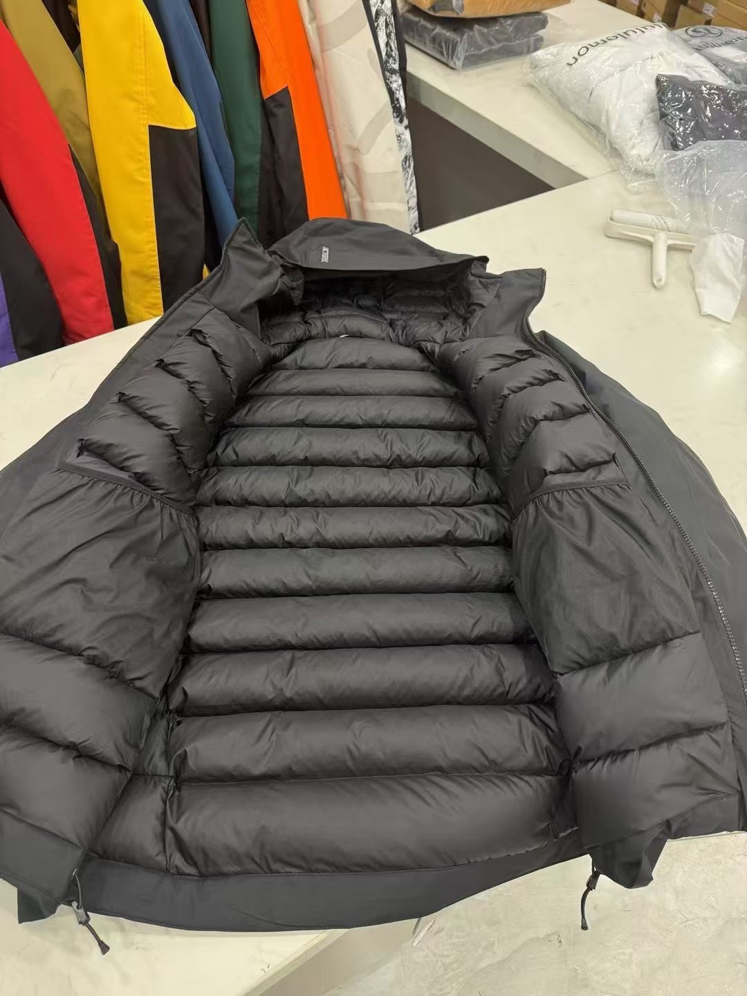 【新款上架】始祖鸟Act’teryx Beta Down Insulated JM冲锋衣连帽羽绒服 鹅绒填充产品升级 原相机 纯实拍  🌟多格内里市面唯一正确版本 GTX面料 防风防水基本性能良好 内里填充灰鹅绒 冲300g 整件衣服提起来不重 内里锁温科技 登山、户外都可以放心穿着用 暖石灰/黑色 S-2XL