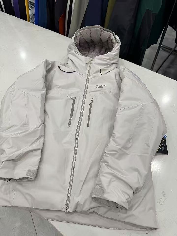 💰
【新款上架】始祖鸟Act’teryx Beta Down Insulated JM冲锋衣连帽羽绒服  鹅绒填充产品升级 
原相机 纯实拍！！！
🌟多格内里市面唯一正确版本
GTX面料 防风防水基本性能良好 内里填充灰鹅绒 冲300g 整件衣服提起来不重 内里锁温科技 登山、户外都可以放心穿着用 
暖石灰/黑色 S-2XL